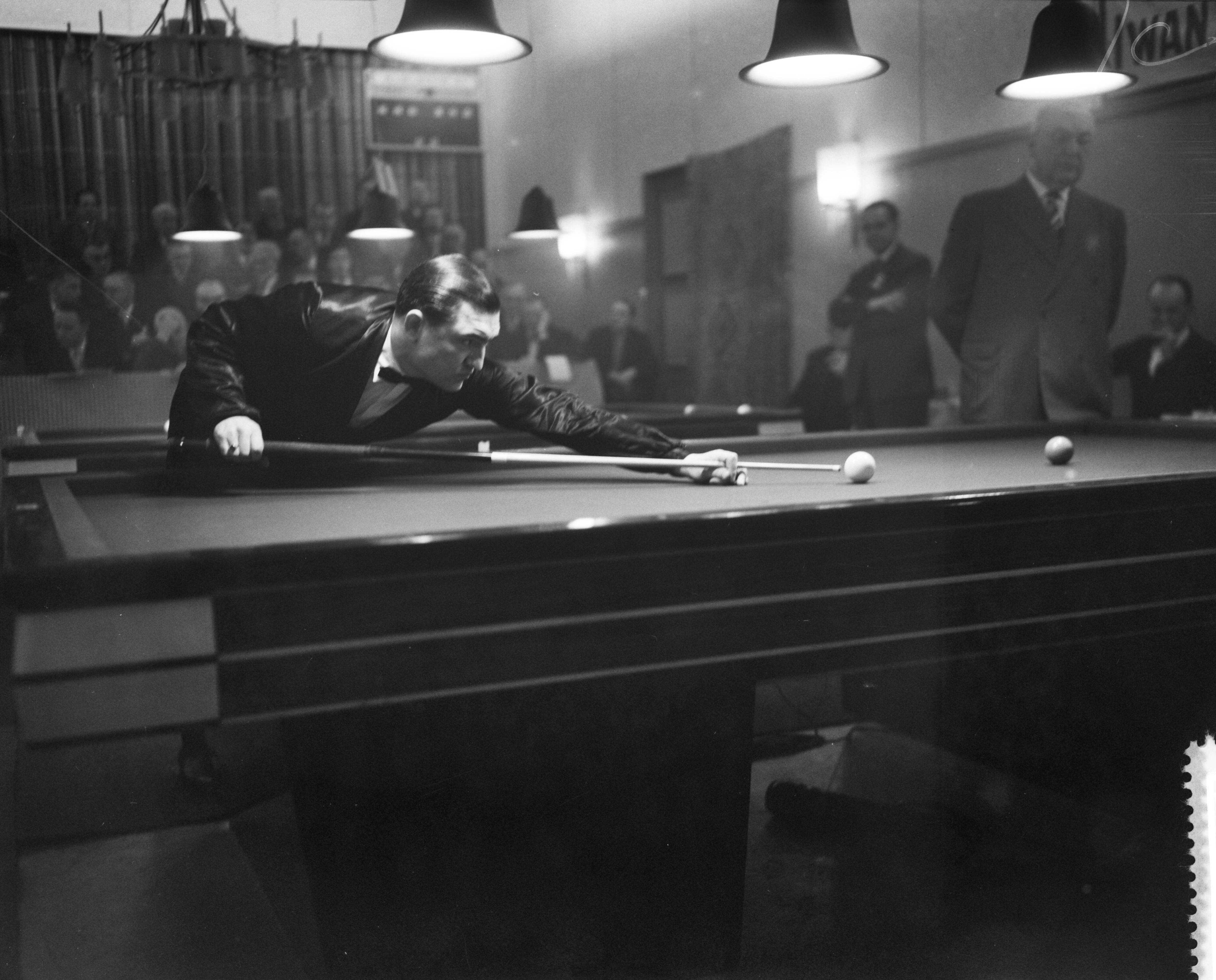 Fotocollectie Anefo — Biljarten, kampioenschap ereklasse driebanden, Cees van Oosterhout uit Breda — Foto: Behrens, Herbert F. / Anefo. Licentie: Set B: Rechtenvrij / Publiek Domein. Bron: Nationaal Archief. http://hdl.handle.net/10648/a98dccd0-d0b4-102d-bcf8-003048976d84
