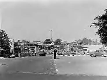 Fotocollectie Anefo — Bouw spoorwegovergang te Heemstede — Foto: Pot, Harry / Anefo. Licentie: Set B: Rechtenvrij / Publiek Domein. Bron: Nationaal Archief. http://hdl.handle.net/10648/a9664f52-d0b4-102d-bcf8-003048976d84