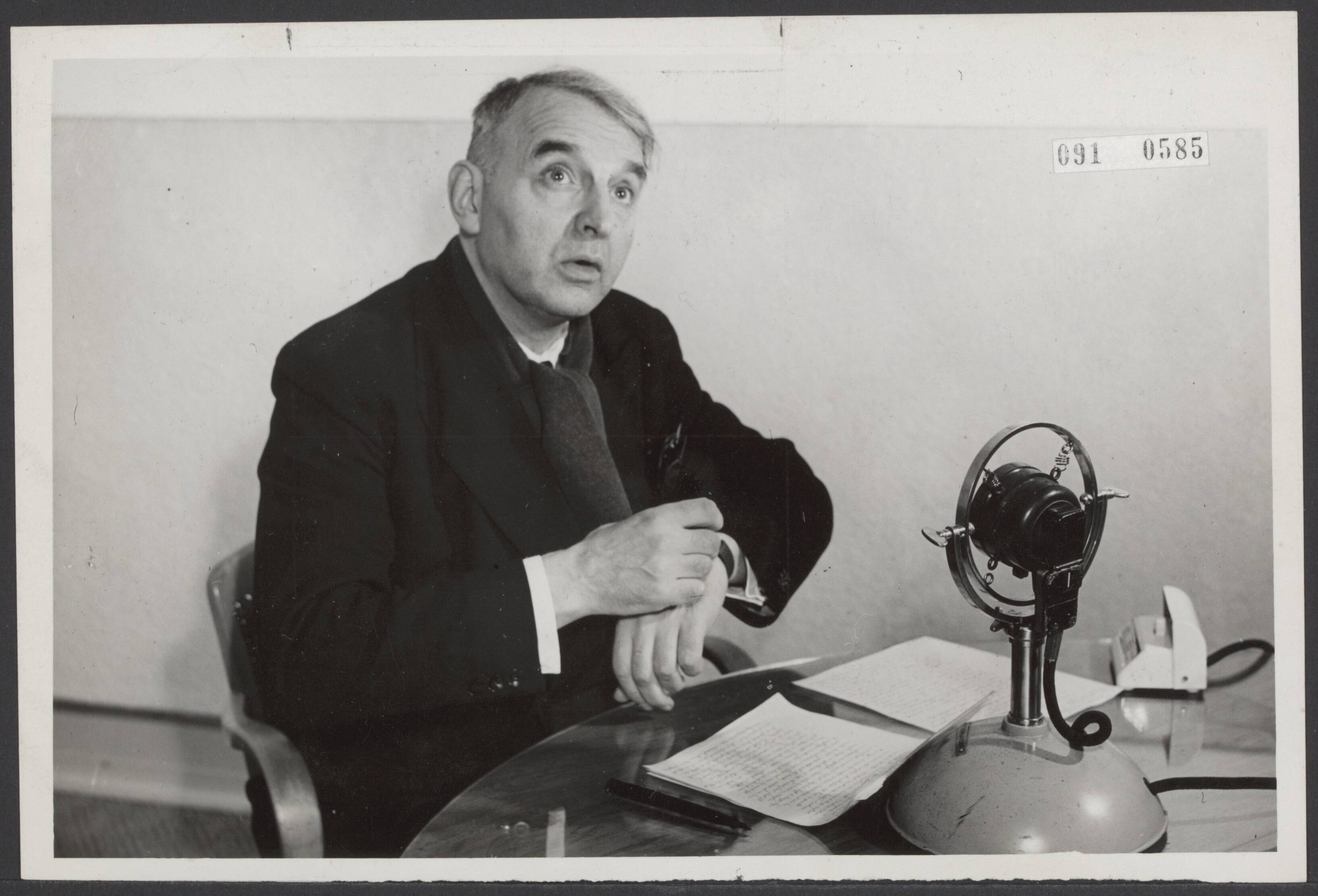 Fotocollectie Elsevier Binnenland — De populaire radio-spreker pater Henri de Greeve, die in zijn uitzending "Het Lichtbaken" door tallozen beluisterd wordt, zal zaterdagavond om 8.10 uur opnieuw tot de luisteraar spreken. Henri de Greeve voor de microfoon van de KRO. — Foto: Raucamp, Koos / Anefo. Licentie: Set B: Rechtenvrij / Publiek Domein. Bron: Nationaal Archief. http://hdl.handle.net/10648/ae206712-d0b4-102d-bcf8-003048976d84