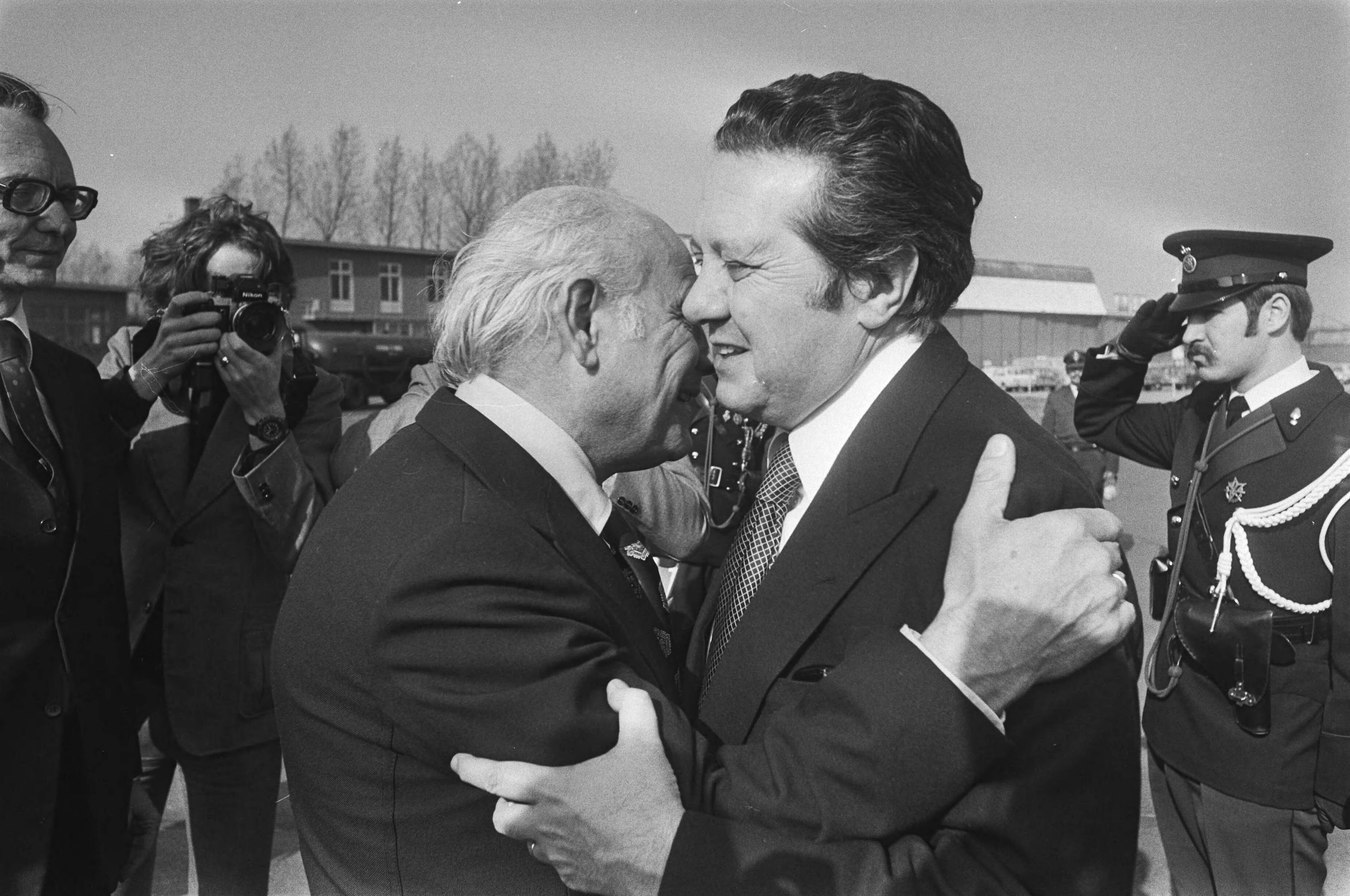 De Portugese premier Mário Soares bezoekt Nederland — Soares (PS) wordt op vliegveld Ypenburg verwelkomd door premier Den Uyl — Foto: Peters, Hans / Anefo. Licentie: Set B: Rechtenvrij / Publiek Domein. Bron: Nationaal Archief. http://hdl.handle.net/10648/ac972dfe-d0b4-102d-bcf8-003048976d84