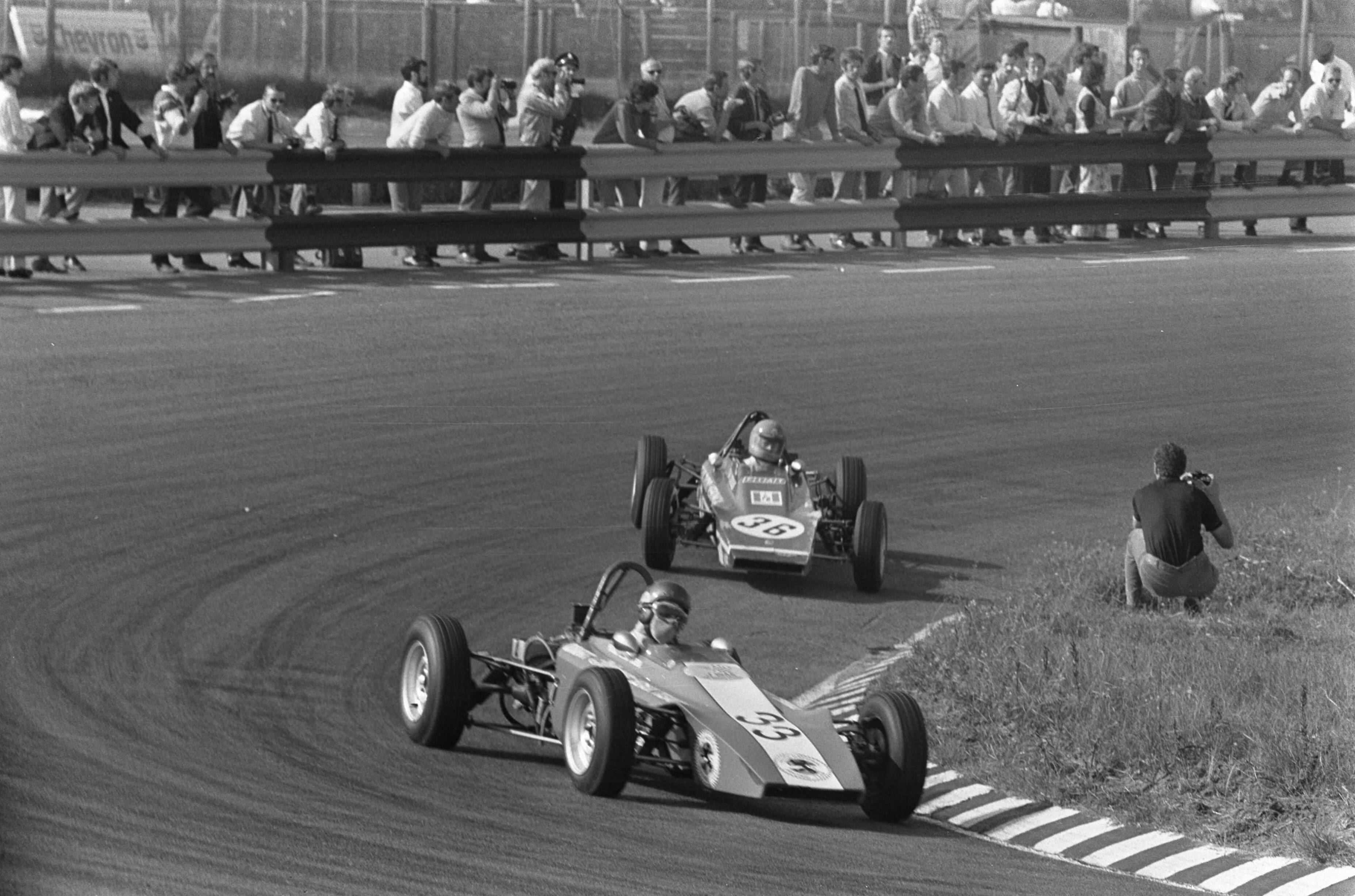 Fotocollectie Anefo — Autoraces Zandvoort, zie 237380 enzovoort — Foto: Koch, Eric / Anefo. Licentie: Set B: Rechtenvrij / Publiek Domein. Bron: Nationaal Archief. http://hdl.handle.net/10648/ab9f2370-d0b4-102d-bcf8-003048976d84