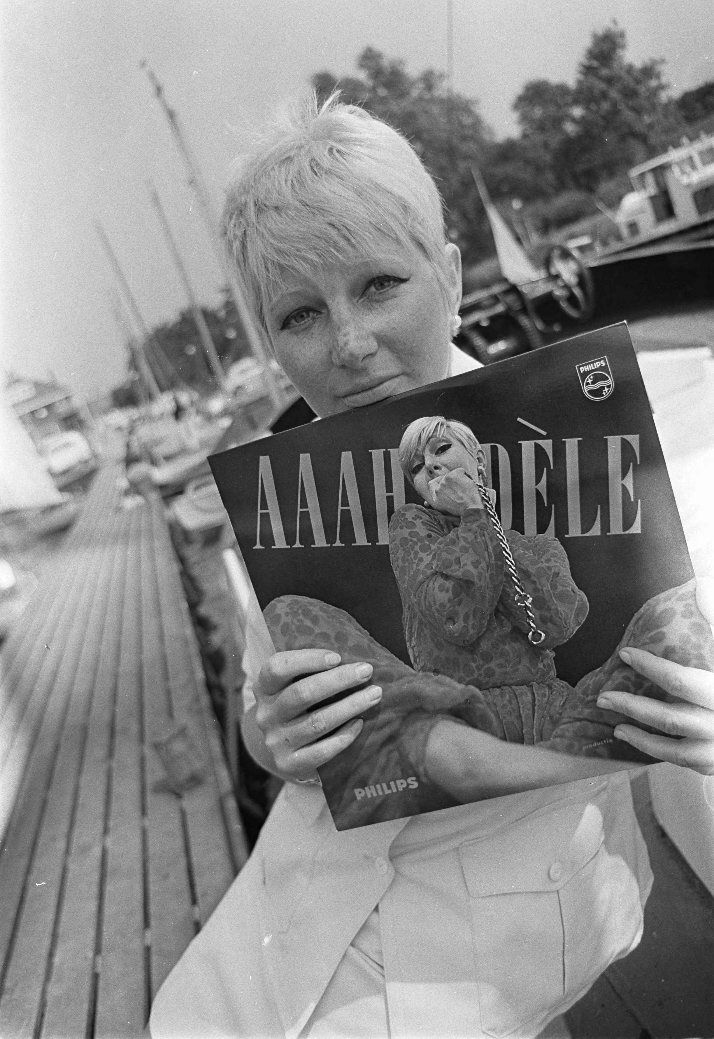 Fotocollectie Anefo — Nieuwe langspeelplaat van Adèle Bloemendaal — Foto: Nijs, Jac. de / Anefo. Licentie: Set B: Rechtenvrij / Publiek Domein. Bron: Nationaal Archief. http://hdl.handle.net/10648/ab1ff76c-d0b4-102d-bcf8-003048976d84