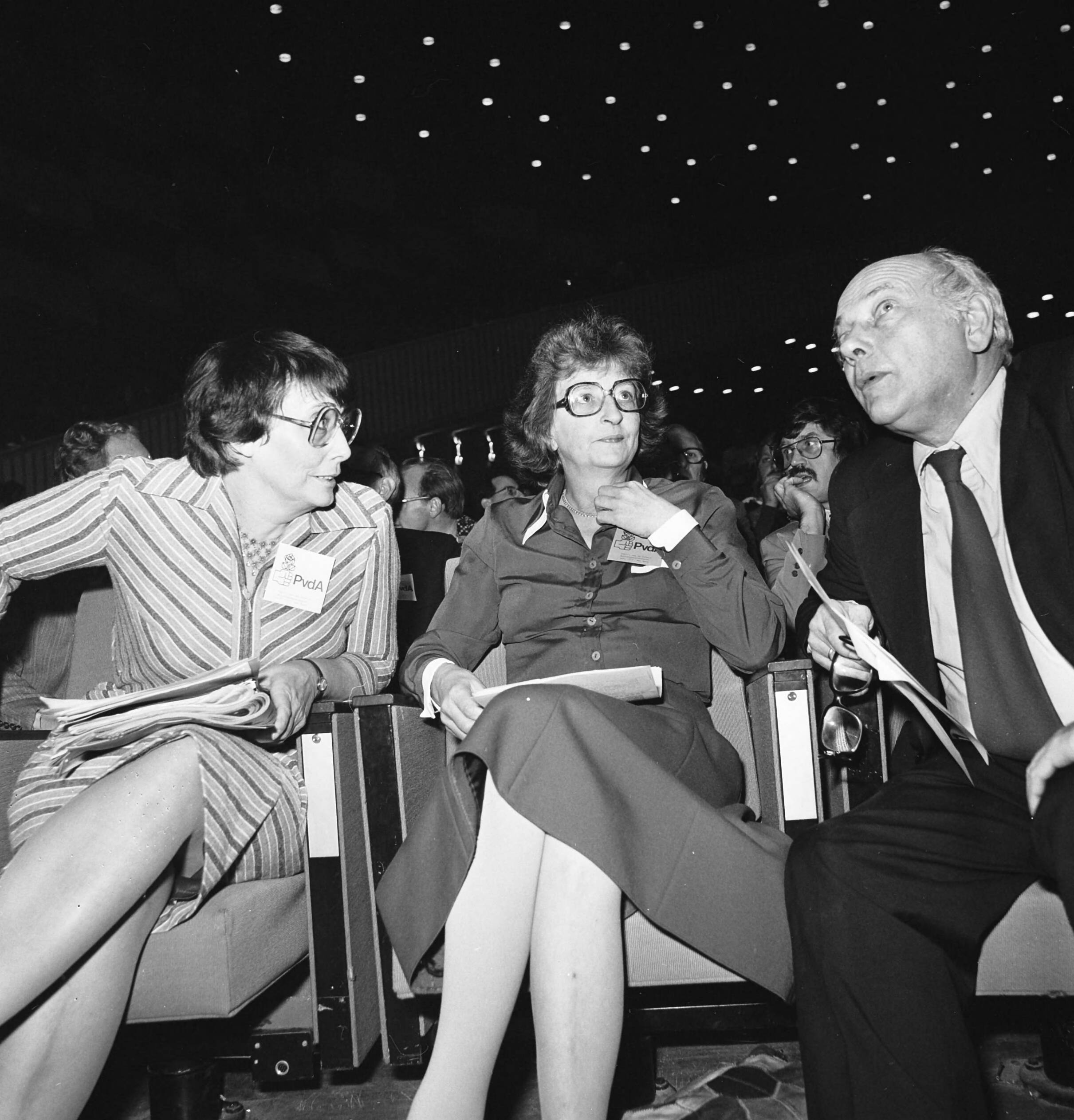 Fotocollectie Anefo — Buitengewoon congres PvdA in Den Haag ; Ien van de Heuv en Liesbeth en Joop den Uyl — Foto: Croes, Rob C. / Anefo. Licentie: Set B: Rechtenvrij / Publiek Domein. Bron: Nationaal Archief. http://hdl.handle.net/10648/aca5daac-d0b4-102d-bcf8-003048976d84
