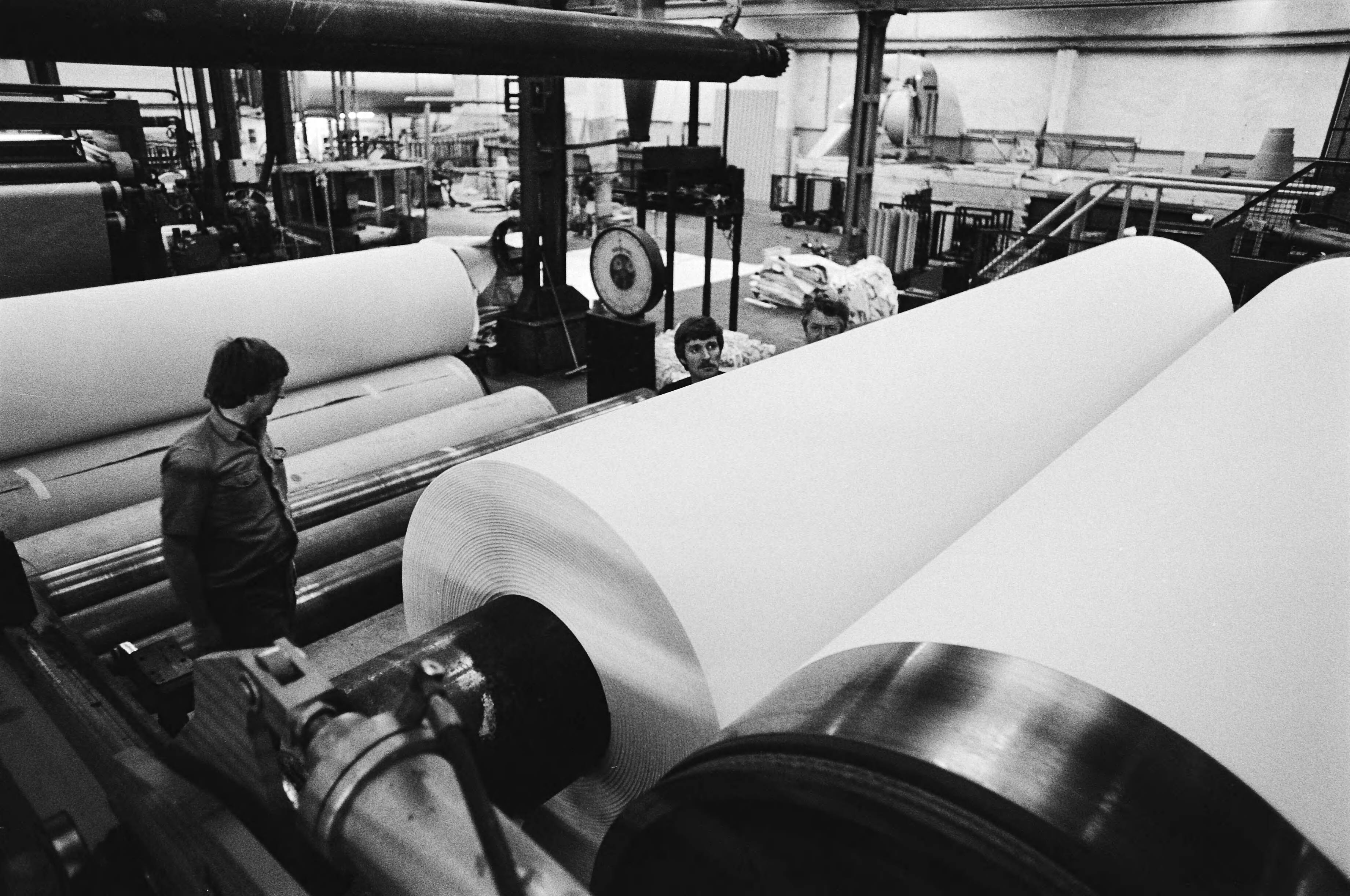 Fotocollectie Anefo — Van Gelder in Wormer bezet; asbest machine — Foto: Croes, Rob C. / Anefo. Licentie: Set B: Rechtenvrij / Publiek Domein. Bron: Nationaal Archief. http://hdl.handle.net/10648/acd88cf4-d0b4-102d-bcf8-003048976d84