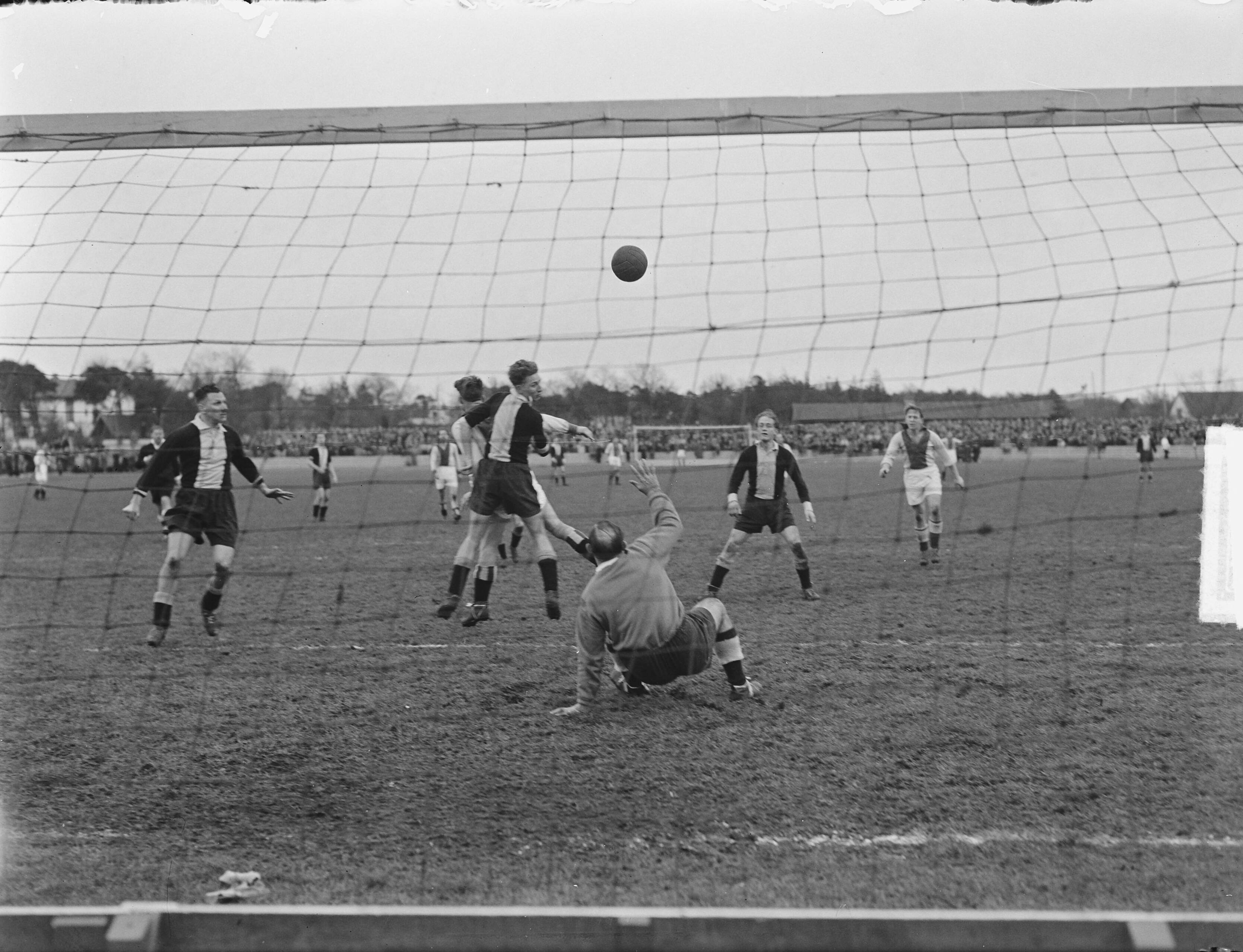 Fotocollectie Anefo — Voetbal. 't Gooi tegen Ajax 1-1. Ajax doelpunt — Foto: Noske, J.D. / Anefo. Licentie: Set B: Rechtenvrij / Publiek Domein. Bron: Nationaal Archief. http://hdl.handle.net/10648/a8e5ce2c-d0b4-102d-bcf8-003048976d84