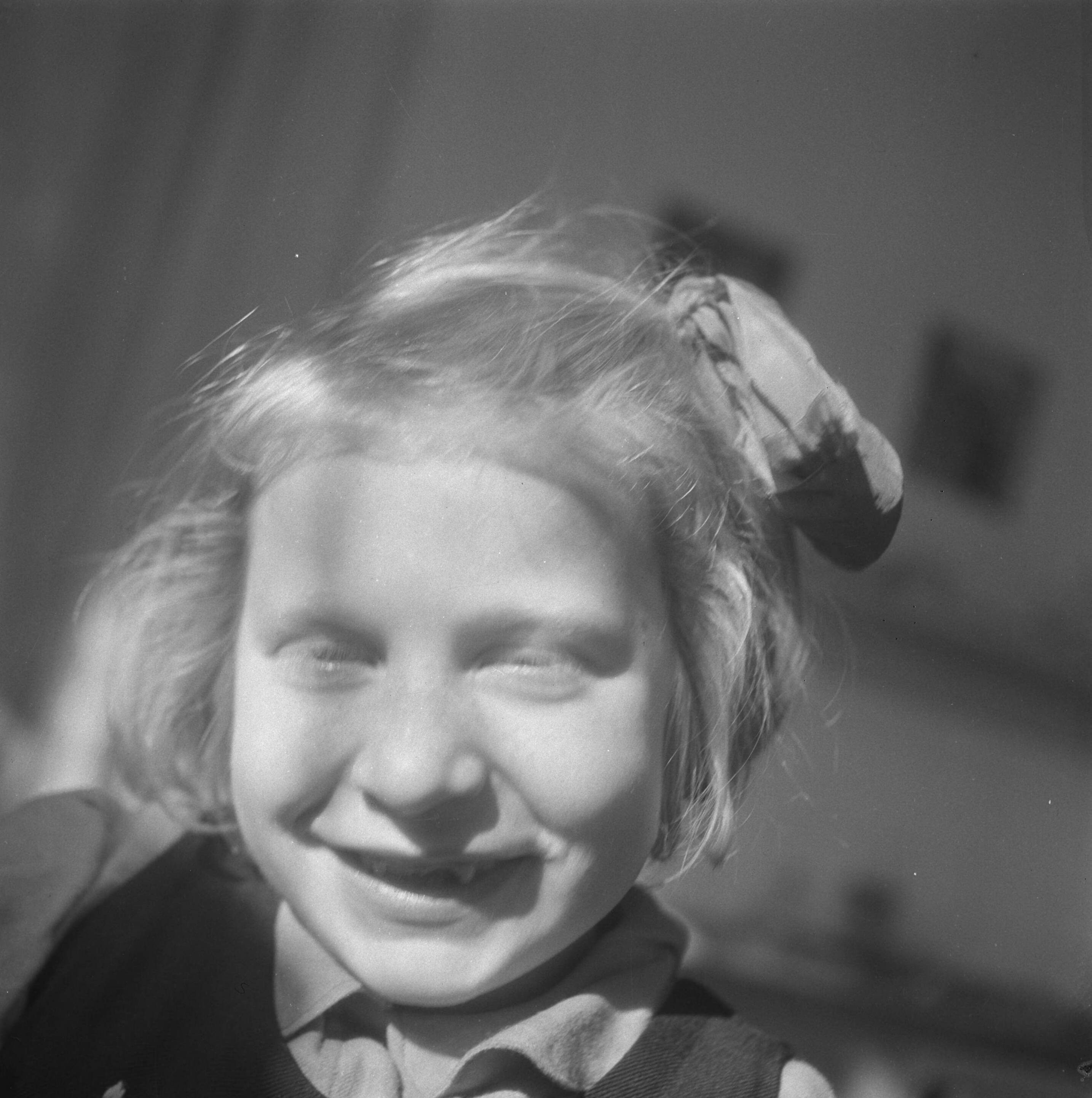 Prinses Beatrix en prinses Irene op de Werkplaats Kindergemeenschap van Kees Boeke te Bilthoven — De Werkplaats Kindergemeenschap van Kees Boeke. Meisje — Foto: Breijer, Charles / Anefo. Licentie: Set B: Rechtenvrij / Publiek Domein. Bron: Nationaal Archief. http://hdl.handle.net/10648/a89a8a66-d0b4-102d-bcf8-003048976d84