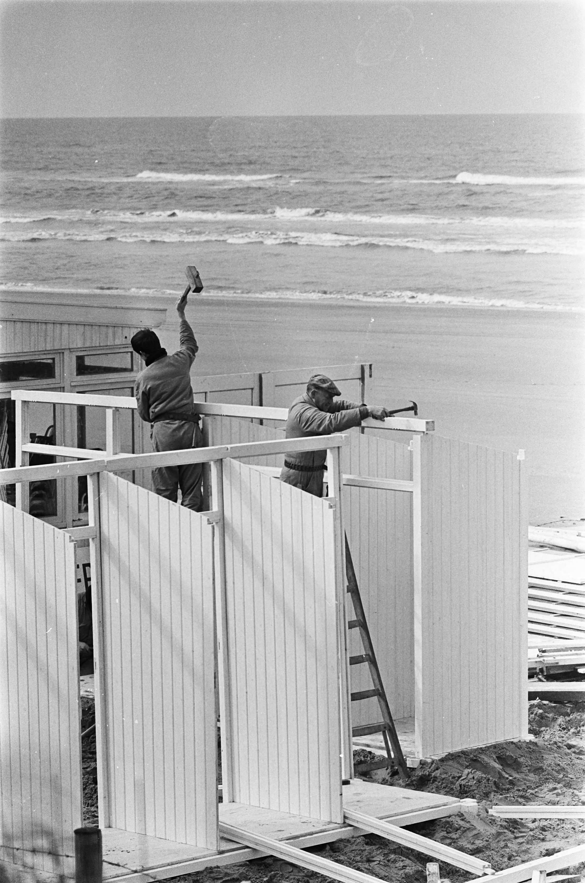 Fotocollectie Anefo — Zomer nadert te Zandvoort. Verschillende restaurants word weer opgezet. Met hamer en zaag aan het werk — Foto: Kroon, Ron / Anefo. Licentie: Set B: Rechtenvrij / Publiek Domein. Bron: Nationaal Archief. http://hdl.handle.net/10648/ab395022-d0b4-102d-bcf8-003048976d84