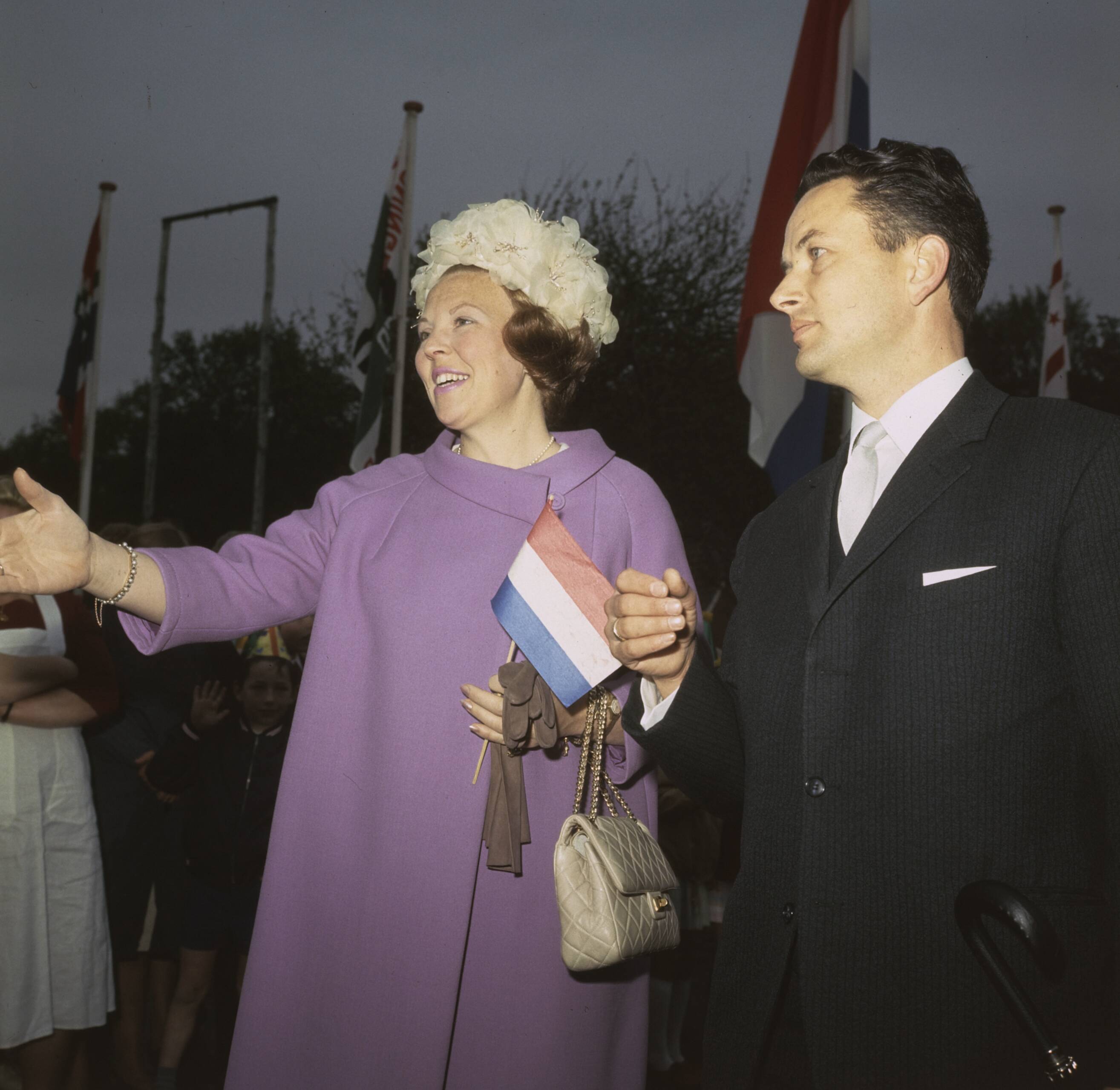 Fotocollectie Anefo — Hare Koninklijke Hoogheid Prinses Beatrix te Roden (Drenthe) opent vakantiecentrum voor gehandicapte jeugd, Prins Willem Alexander hoeve — Foto: Koch, Eric / Anefo. Licentie: Set B: Rechtenvrij / Publiek Domein. Bron: Nationaal Archief. http://hdl.handle.net/10648/ad8eecba-d0b4-102d-bcf8-003048976d84