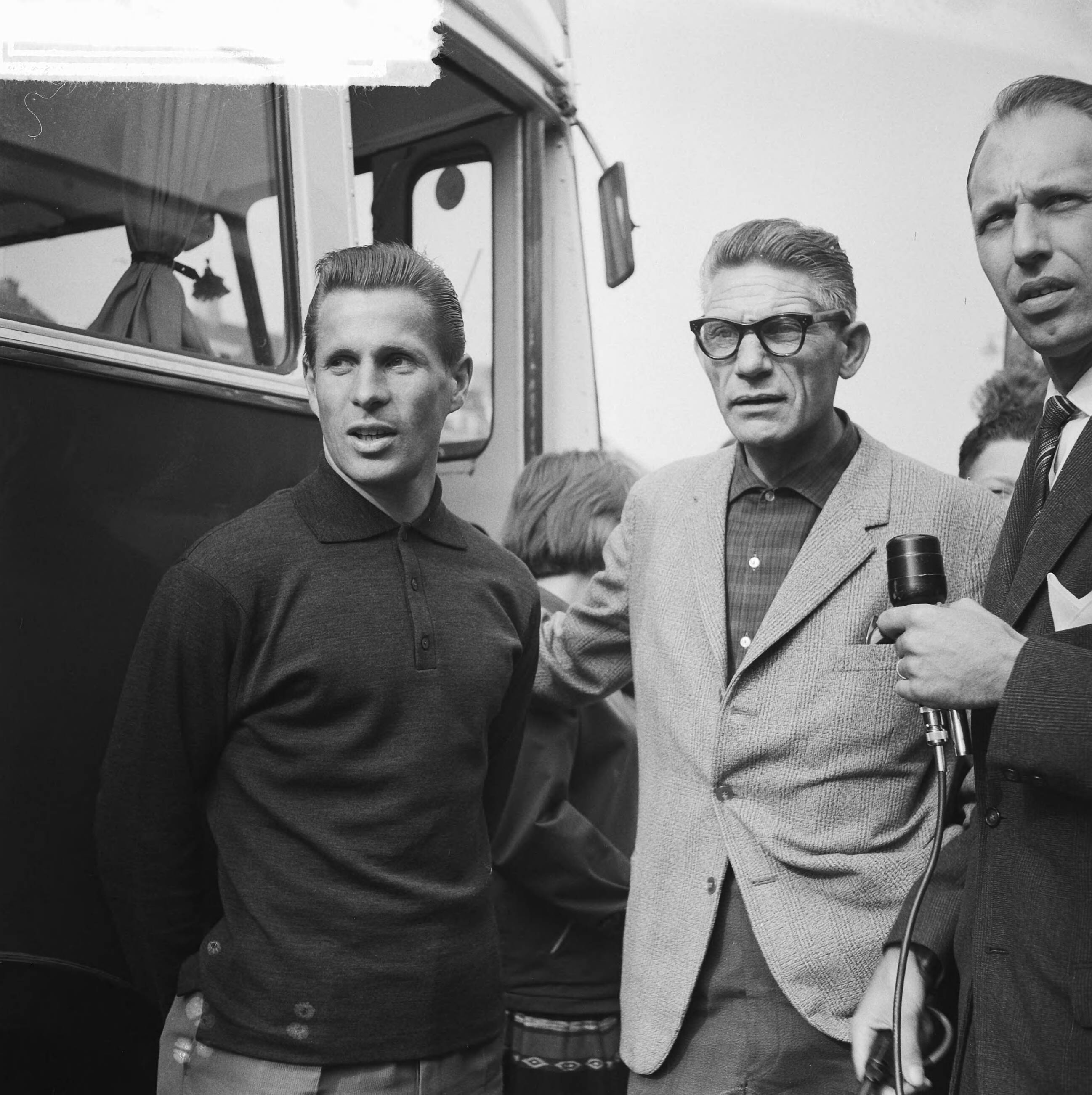 Tour de France 1961 — Vertrek Tour de France ploeg naar Frankrijk. Ploegleider Klaas Buchly en Jef Lahaye — Foto: Koch, Eric / Anefo. Licentie: Set B: Rechtenvrij / Publiek Domein. Bron: Nationaal Archief. http://hdl.handle.net/10648/a9d99bba-d0b4-102d-bcf8-003048976d84
