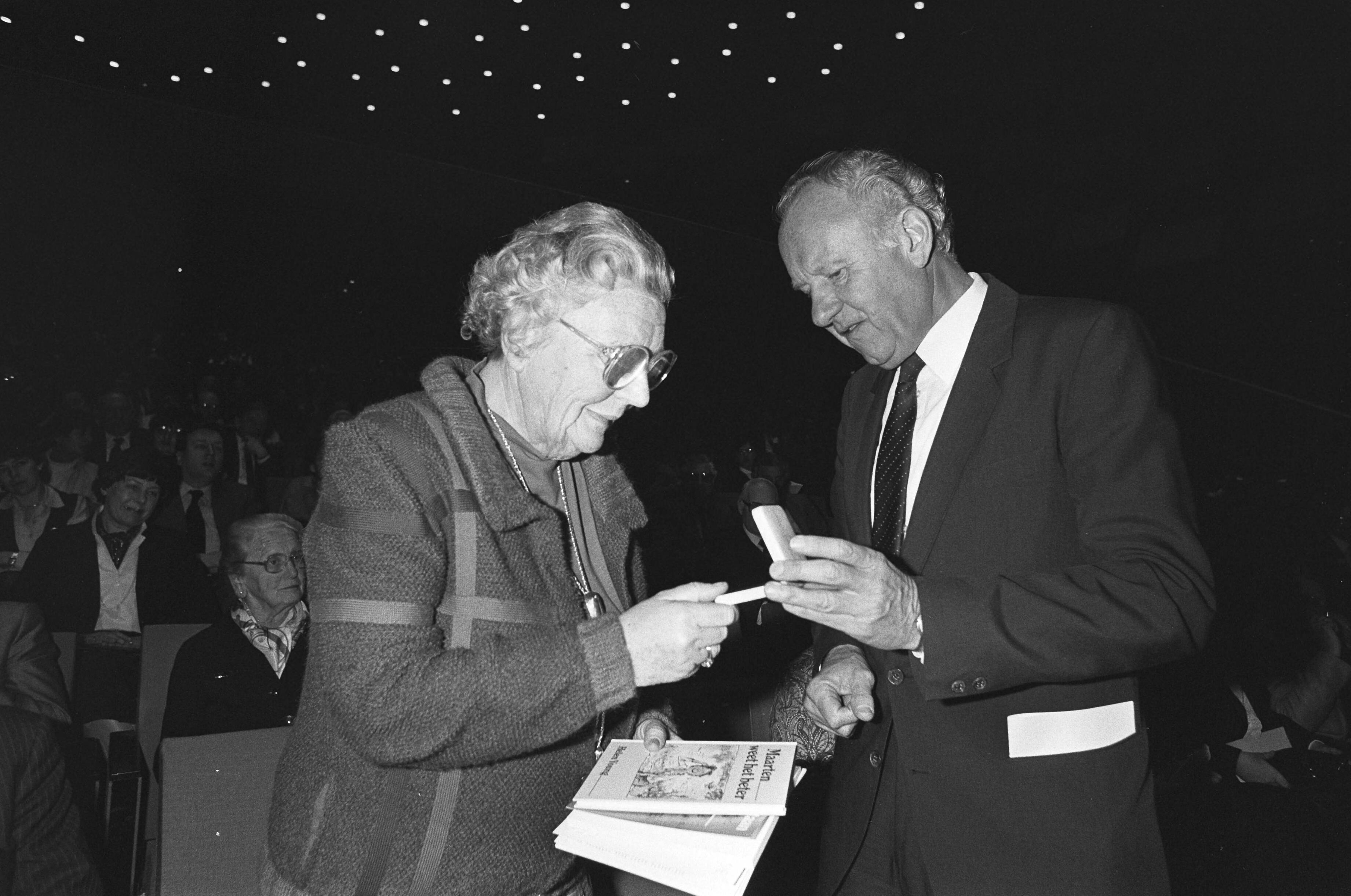 Fotocollectie Anefo — Prinses Juliana woont opening van manifestatie Epilepsie Mens Maatschappij bij in Den Haag . Juliana ontving boek — Foto: Croes, Rob C. / Anefo. Licentie: Set B: Rechtenvrij / Publiek Domein. Bron: Nationaal Archief. http://hdl.handle.net/10648/ad1359f6-d0b4-102d-bcf8-003048976d84