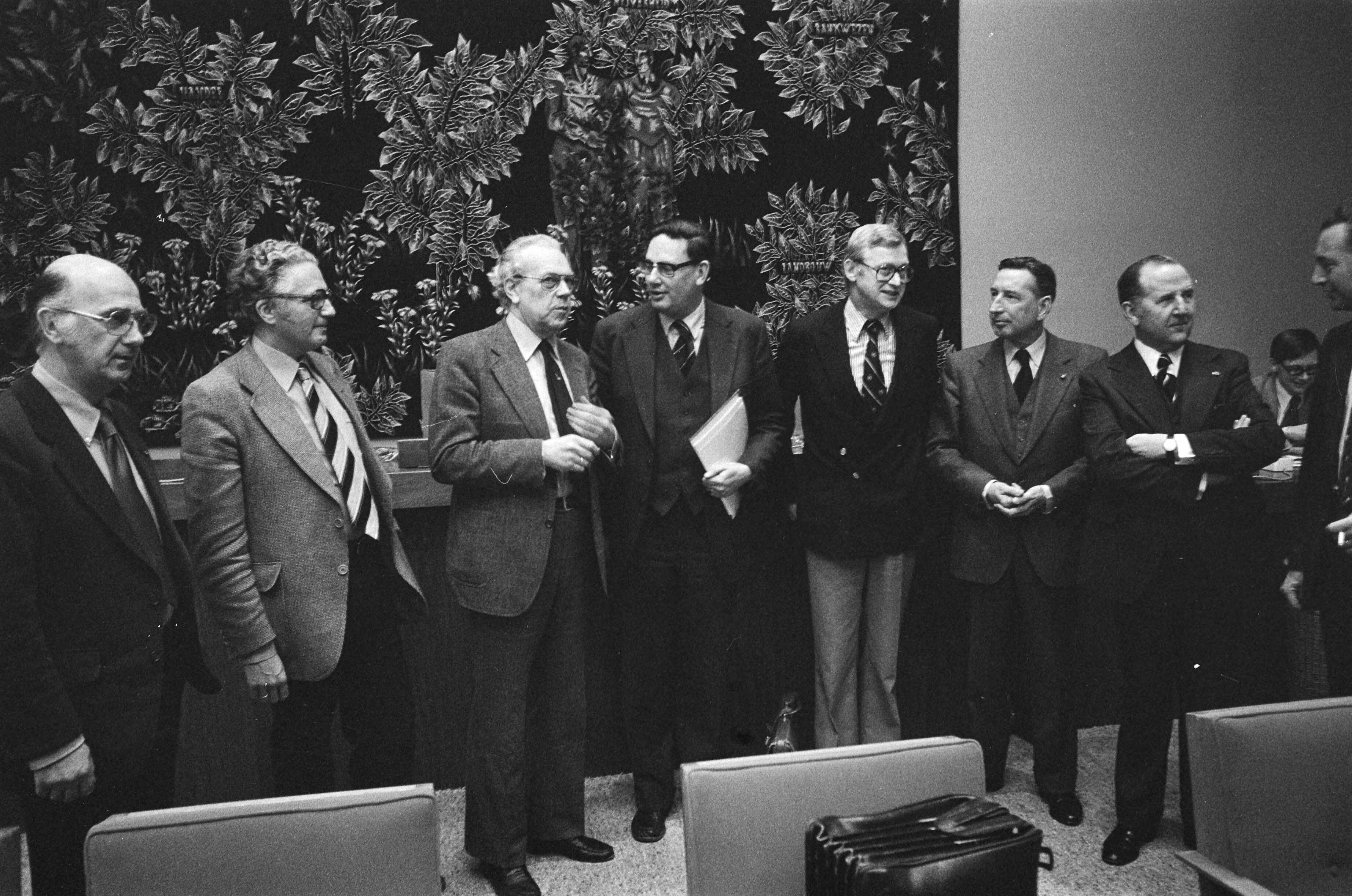 Fotocollectie Anefo — Orientatiegesprek regering/werkgevers/werknemers in SER gebouw Den Haag Spit, Vd Meulen , Albeda,Van Aardenne Andriessen en Van Veen — Foto: Verhoeff, Bert / Anefo. Licentie: Set B: Rechtenvrij / Publiek Domein. Bron: Nationaal Archief. http://hdl.handle.net/10648/aca9bfc8-d0b4-102d-bcf8-003048976d84