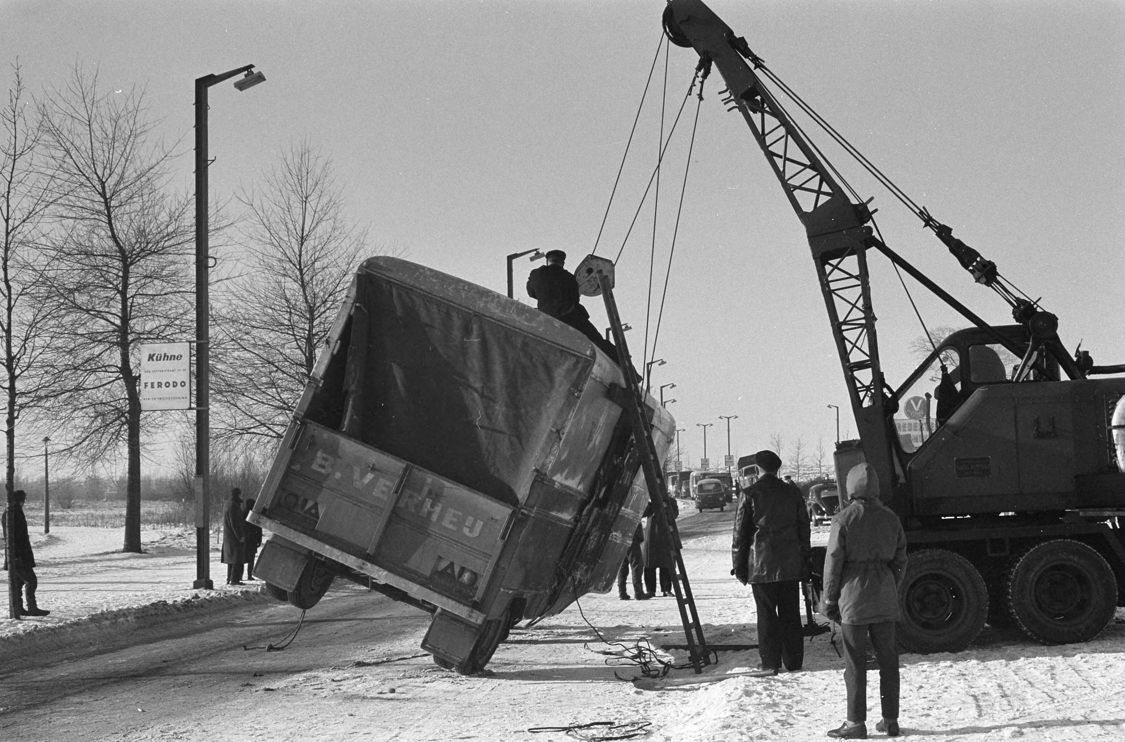 Fotocollectie Anefo — Op Rijksweg Amsterdam- Den Haag vrachtwagen met oplegger geslipt — Foto: Pot, Harry / Anefo. Licentie: Set B: Rechtenvrij / Publiek Domein. Bron: Nationaal Archief. http://hdl.handle.net/10648/aa26c5ac-d0b4-102d-bcf8-003048976d84