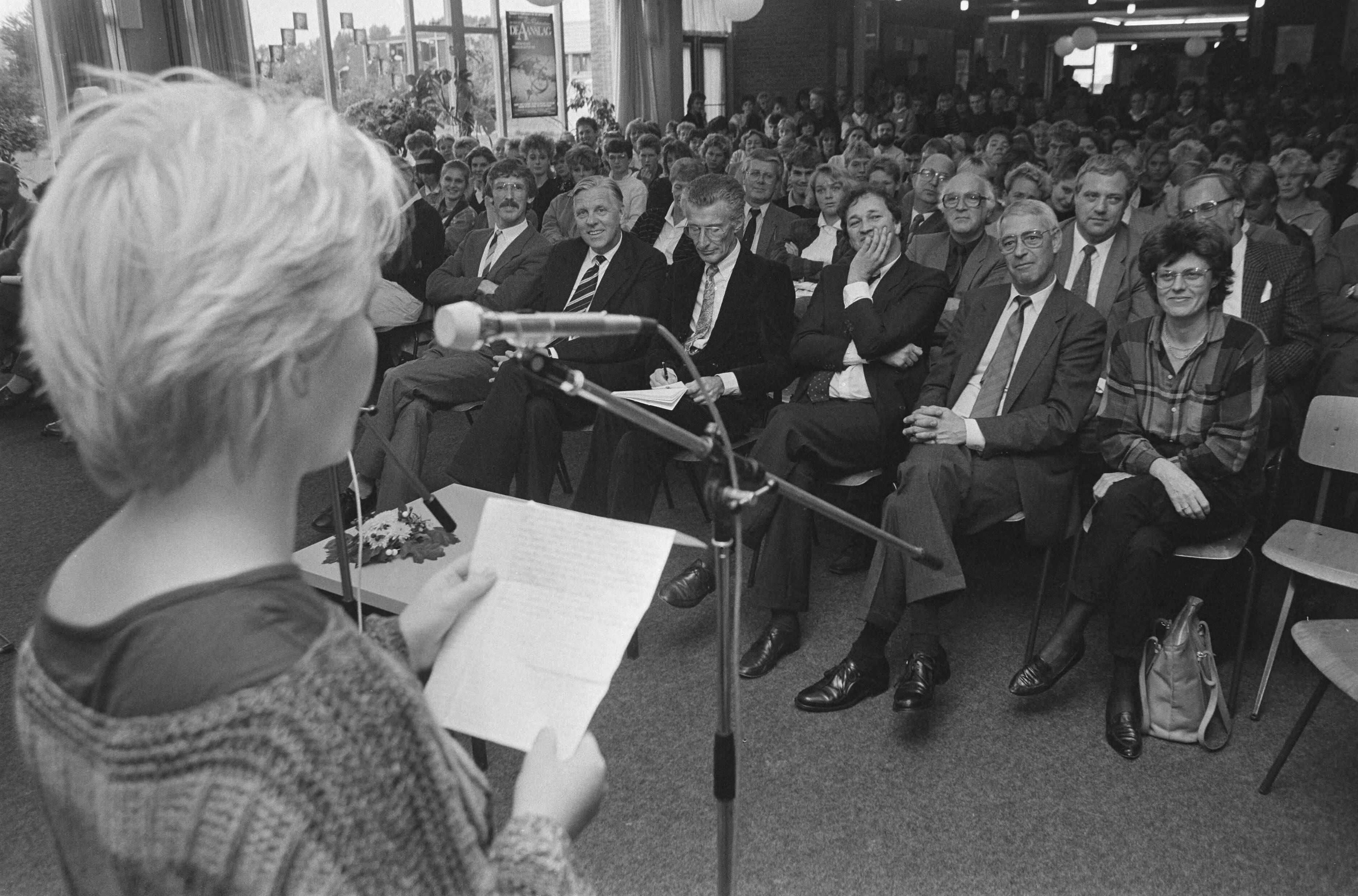 Fotocollectie Anefo — Harry Mulisch krijgt in Groningen de Diepzee- literatuurprijs uitgereikt; de prijsuitreiking — Foto: Molendijk, Bart / Anefo. Licentie: Set B: Rechtenvrij / Publiek Domein. Bron: Nationaal Archief. http://hdl.handle.net/10648/ad585ef2-d0b4-102d-bcf8-003048976d84