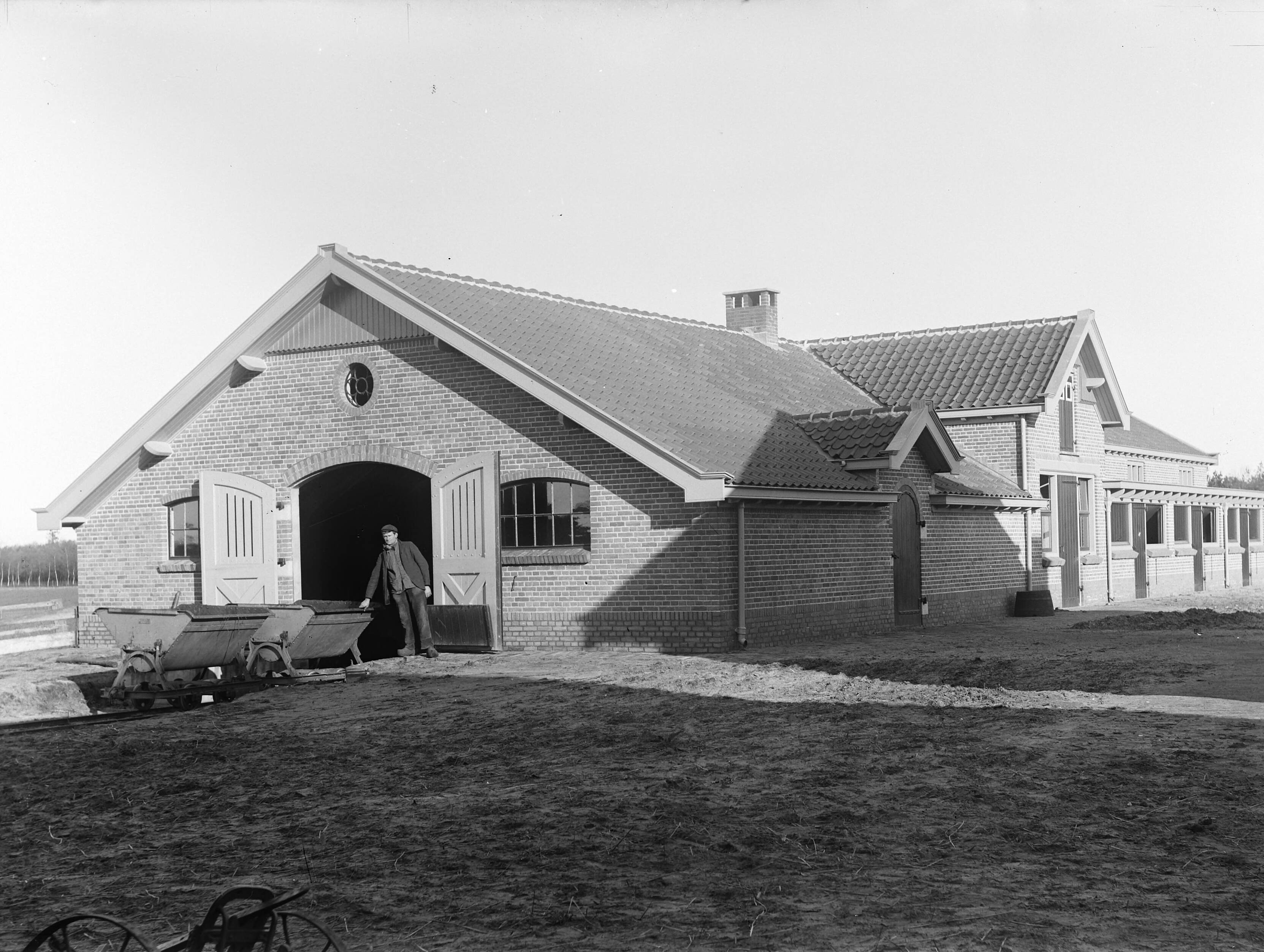 Fotocollectie Nederlandse Heidemaatschappij — Willem Arntzhoeve te Den Dolder. Varkenstal — Foto: Fotograaf Onbekend / Heidemij. Licentie: Set B: Rechtenvrij / Publiek Domein. Bron: Nationaal Archief. http://hdl.handle.net/10648/ae42f7c8-d0b4-102d-bcf8-003048976d84