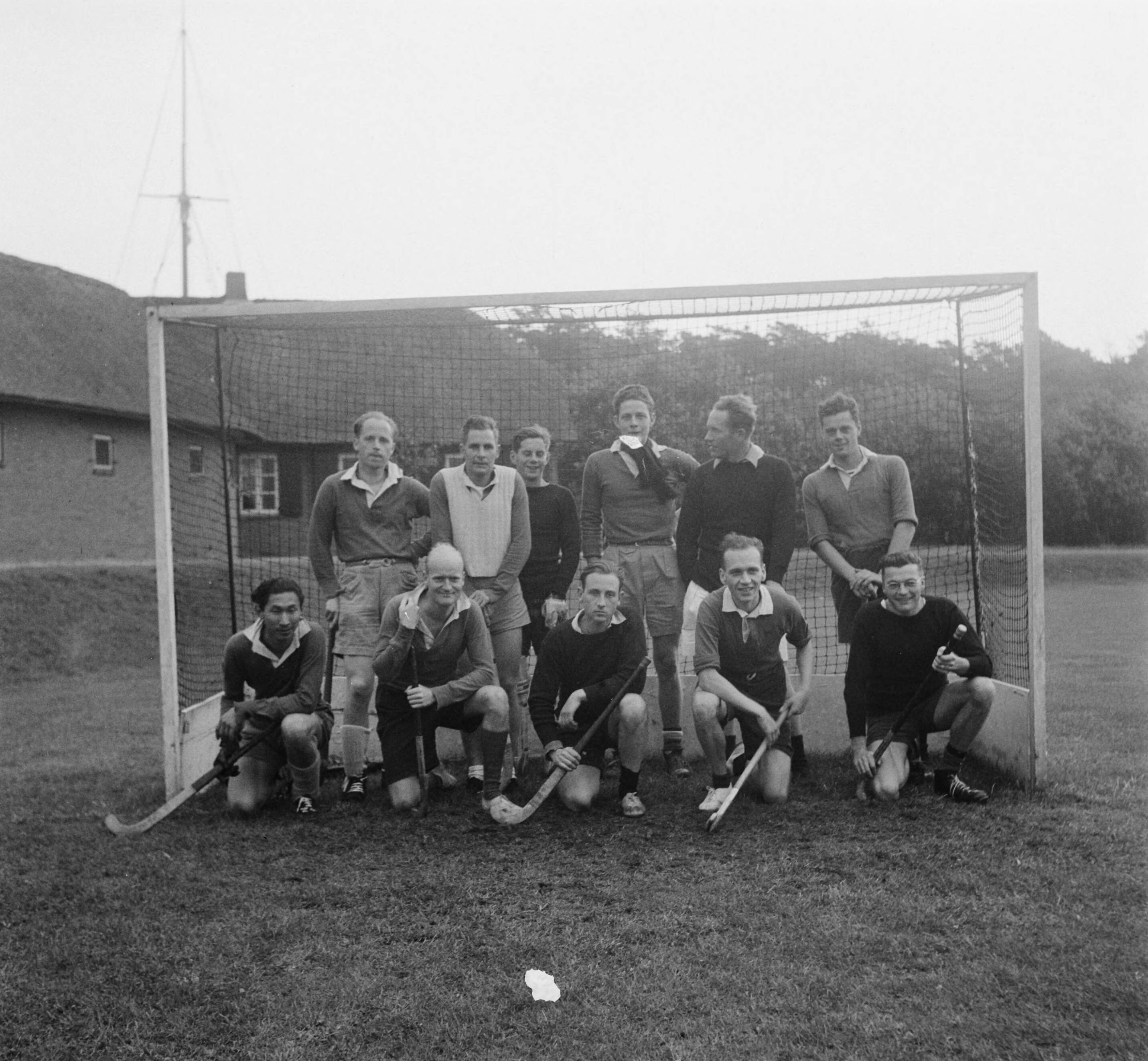 MOK Hilversum 1948 — MOK Hilversum. Matrozen hockey-elftal — Foto: Steenkamp, B.J.J. (Ben) / Anefo. Licentie: Set B: Rechtenvrij / Publiek Domein. Bron: Nationaal Archief. http://hdl.handle.net/10648/a8bd9bfa-d0b4-102d-bcf8-003048976d84