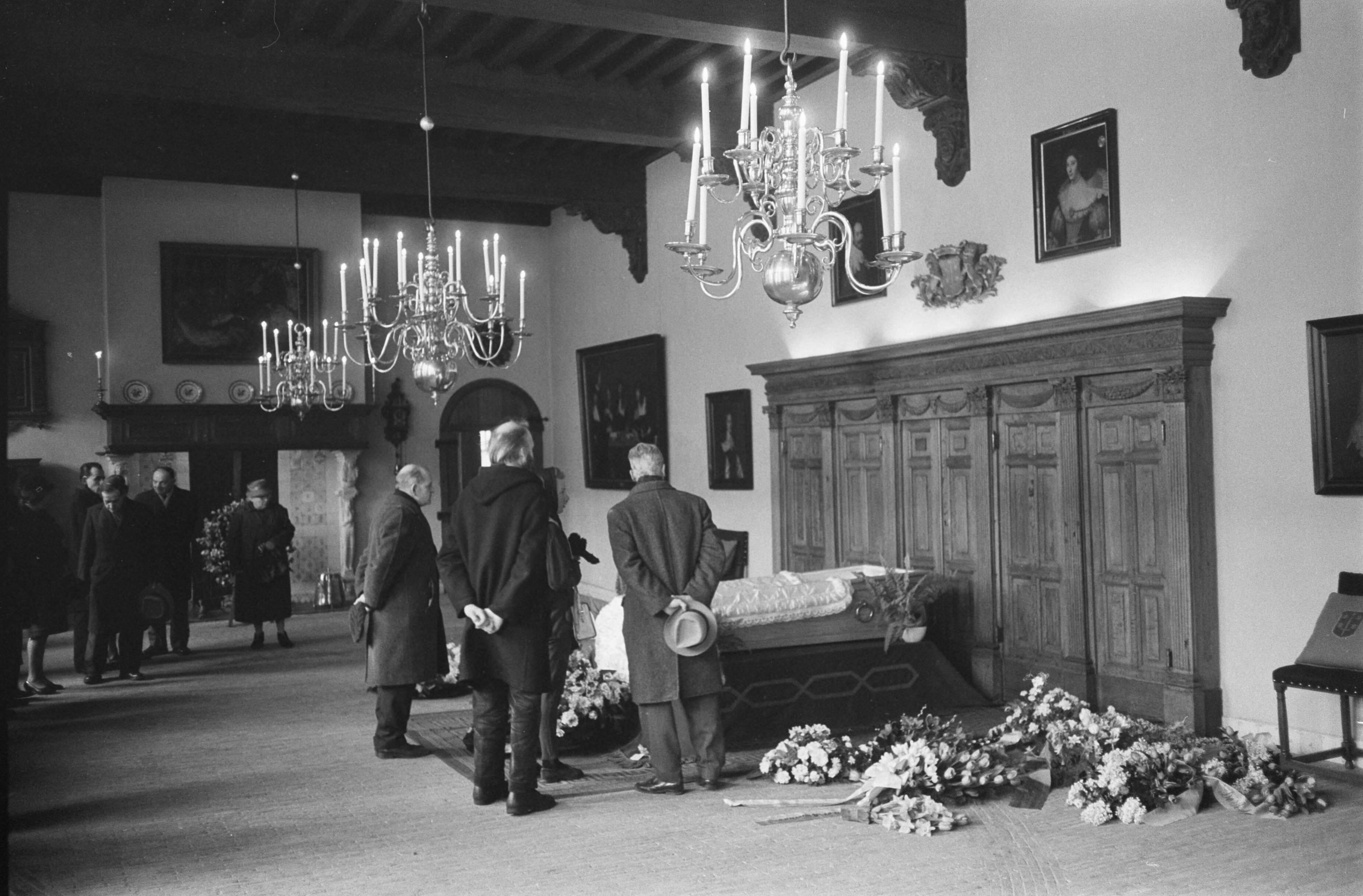 Fotocollectie Anefo — Kunstschilder H.F. Boot opgebaard in Renaissancezaal van het Frans Hals museum te Haarlem — Foto: Pot, Harry / Anefo. Licentie: Set B: Rechtenvrij / Publiek Domein. Bron: Nationaal Archief. http://hdl.handle.net/10648/aa2cde06-d0b4-102d-bcf8-003048976d84