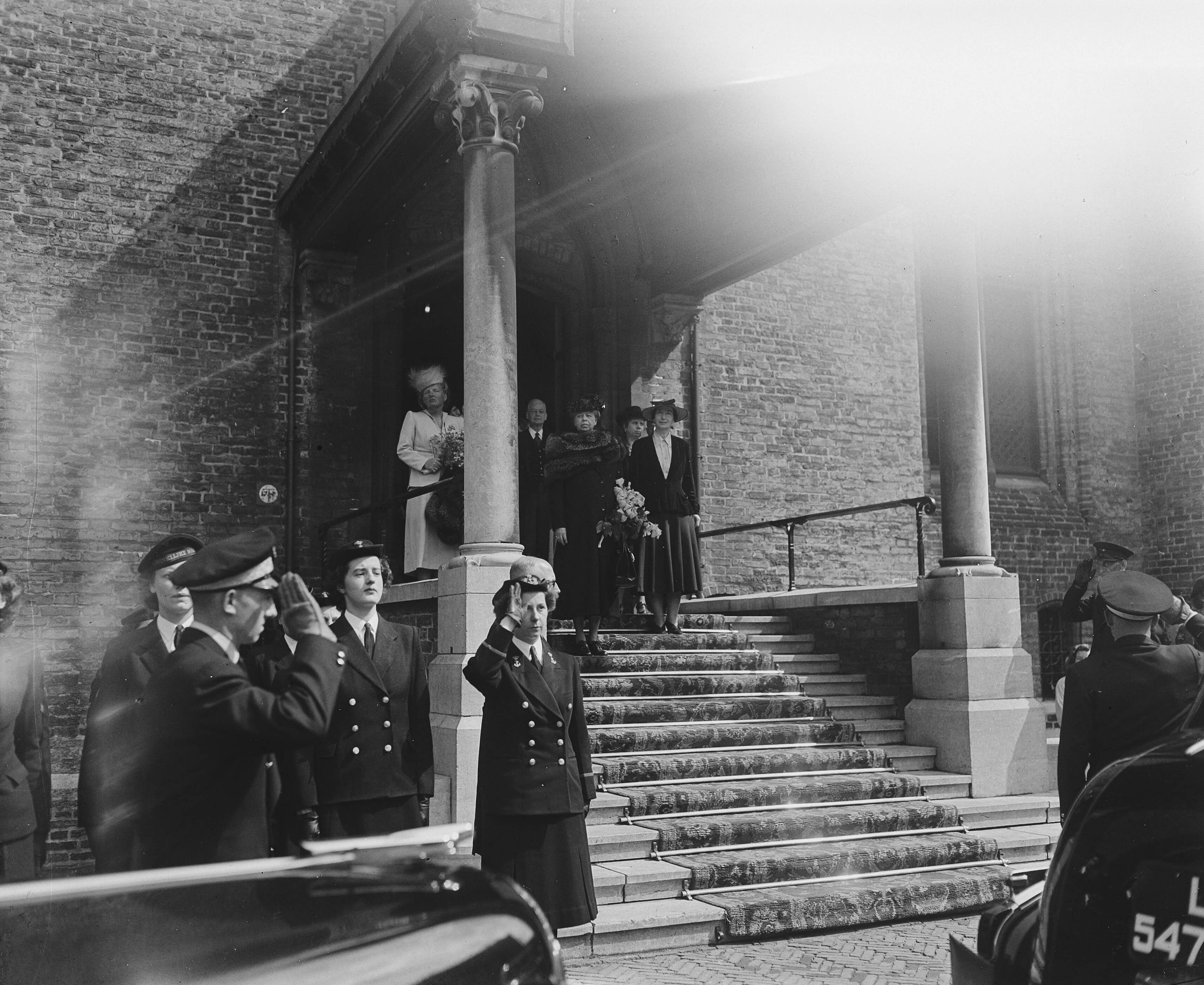 Fotocollectie Anefo — Mevrouw Roosevelt in Den Haag met prinses Juliana. Prinses Juliana en Eleanor Roosevelt bij ingang Ridderzaal — Foto: Noske, J.D. / Anefo. Licentie: Set B: Rechtenvrij / Publiek Domein. Bron: Nationaal Archief. http://hdl.handle.net/10648/a8b55d1e-d0b4-102d-bcf8-003048976d84