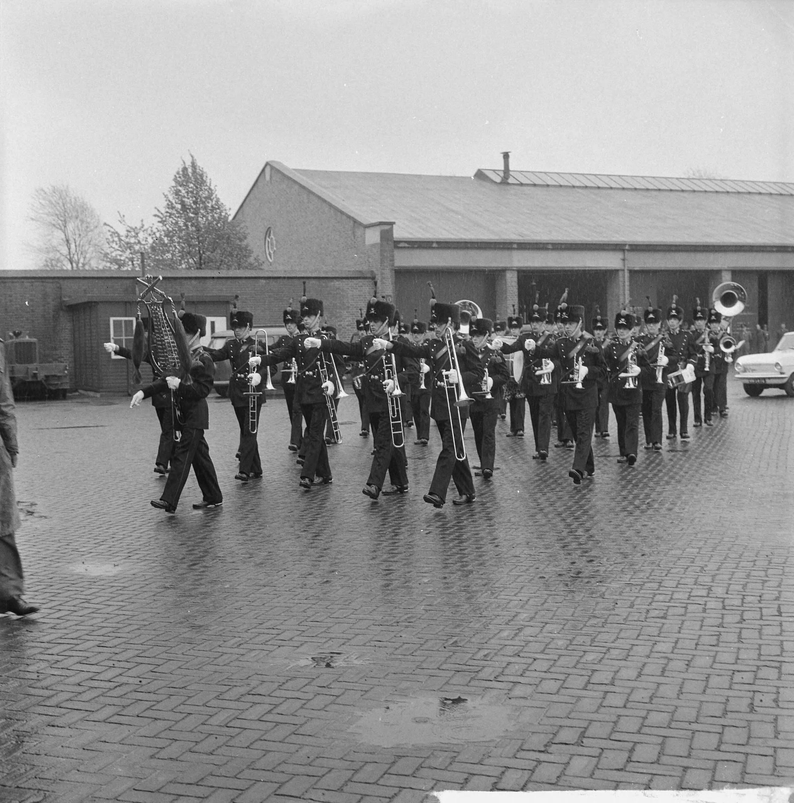 Fotocollectie Anefo — In de Chassé kazerne te Breda is het Artillerie Trompetterkorps officieel geïnstalleerd als fanfarekorps der Artillerie, door staatssecretaris J.C.E. Haex — Foto: Koch, Eric / Anefo. Licentie: Set B: Rechtenvrij / Publiek Domein. Bron: Nationaal Archief. http://hdl.handle.net/10648/aa679d8e-d0b4-102d-bcf8-003048976d84