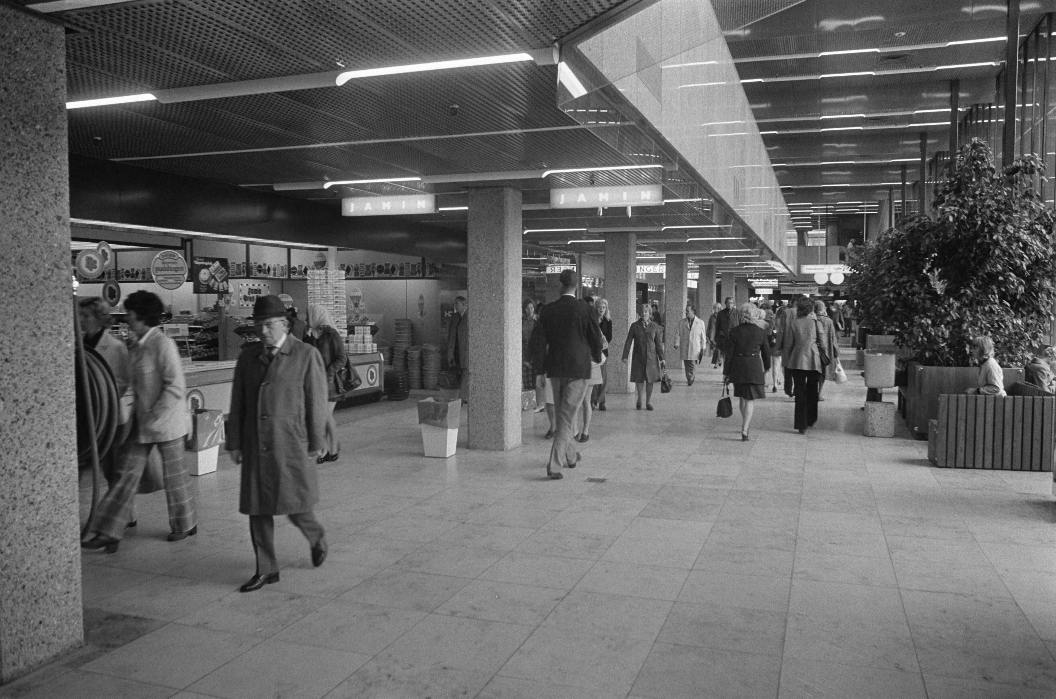 Fotocollectie Anefo — Utrecht, nieuw centrum Hoog Catharijne — Foto: Punt, W. / Anefo. Licentie: Set B: Rechtenvrij / Publiek Domein. Bron: Nationaal Archief. http://hdl.handle.net/10648/ac387408-d0b4-102d-bcf8-003048976d84