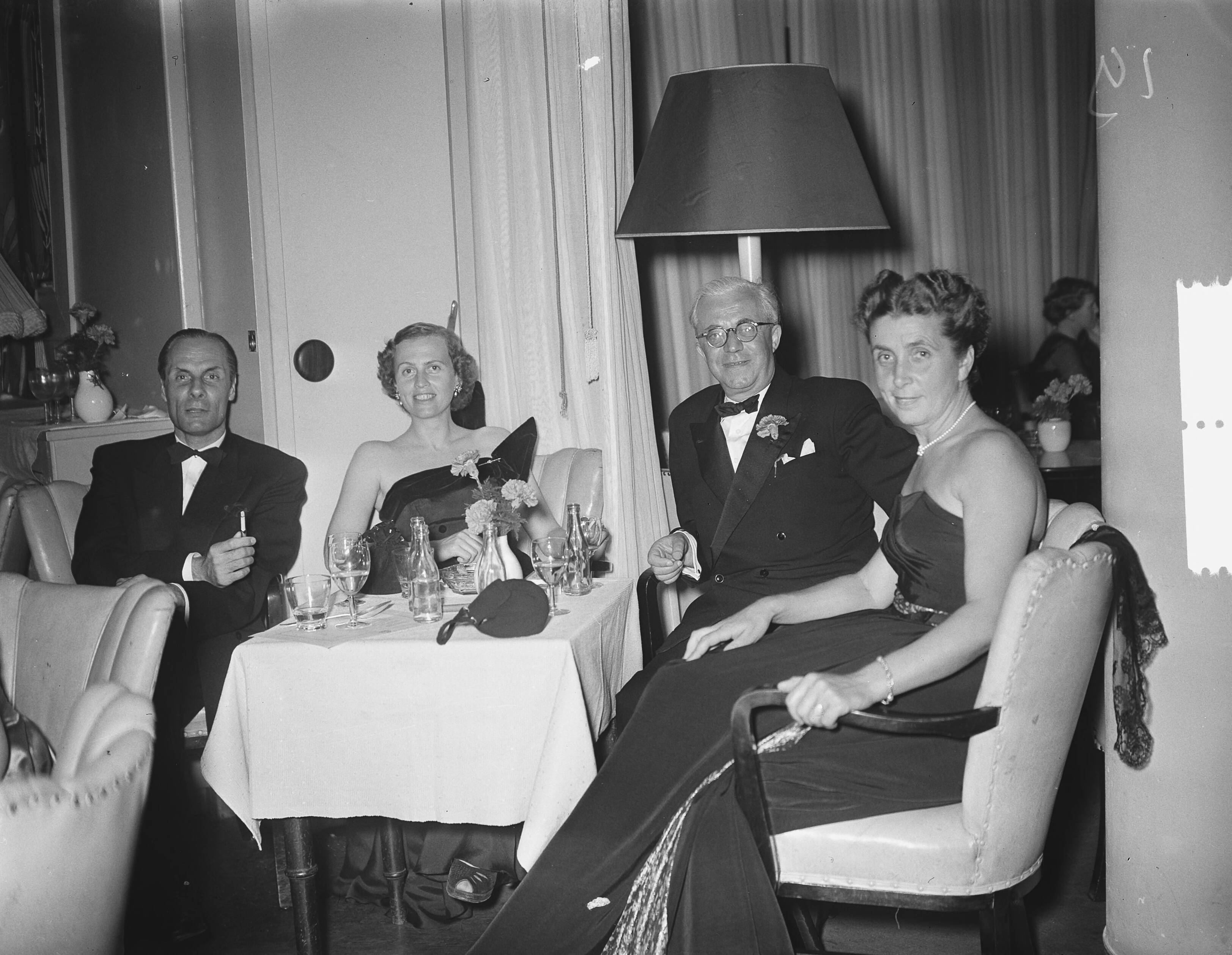 Fotocollectie Anefo — Congres zee-assuradeuren Den Haag , dansen — Foto: Bilsen, Joop van / Anefo. Licentie: Set B: Rechtenvrij / Publiek Domein. Bron: Nationaal Archief. http://hdl.handle.net/10648/a9296a24-d0b4-102d-bcf8-003048976d84