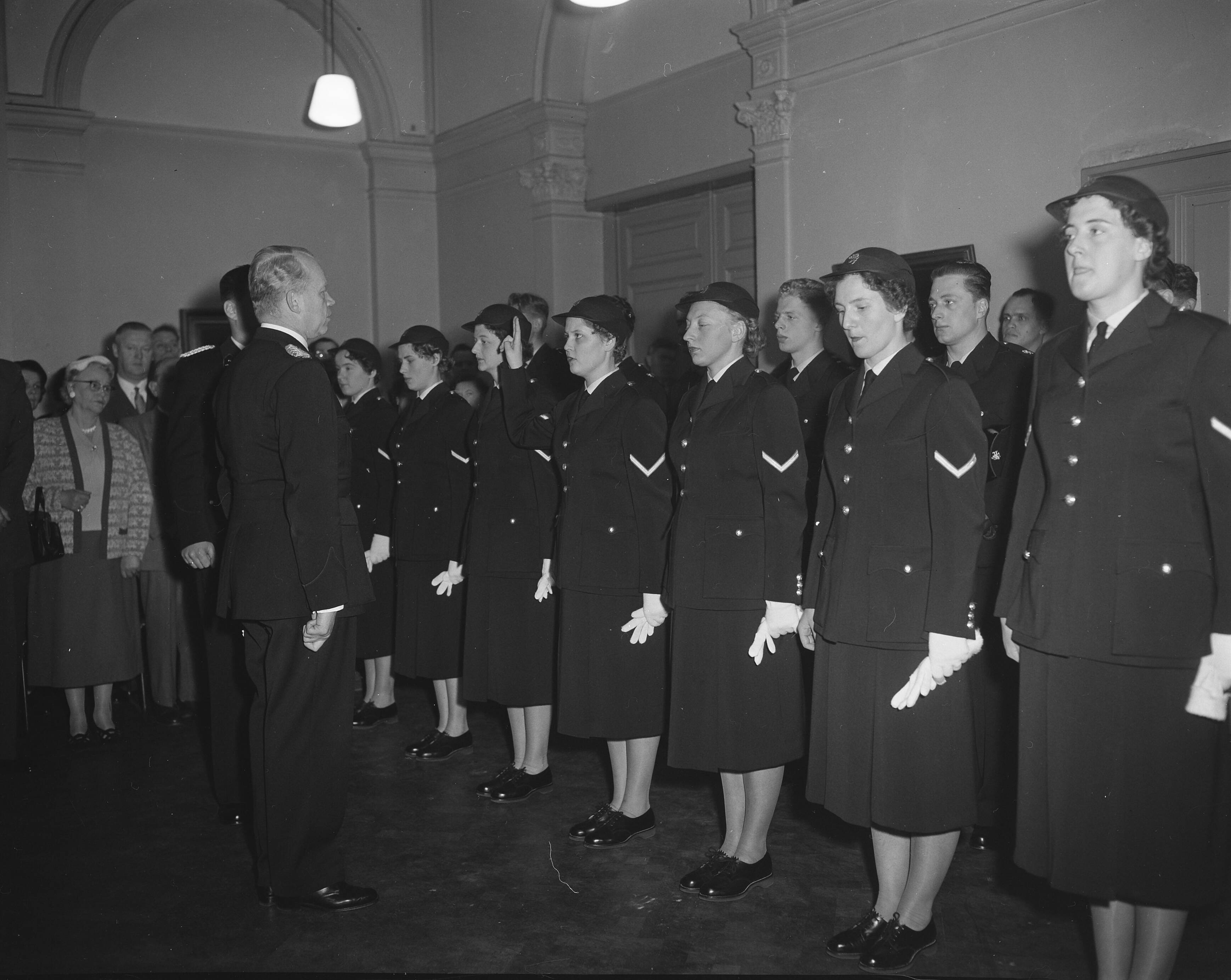 Fotocollectie Anefo — Beëdiging van eerste vrouwelijke politie-agenten van Den Haag door de hoofdcommissaris van politie — Foto: Bilsen, Joop van / Anefo. Licentie: Set B: Rechtenvrij / Publiek Domein. Bron: Nationaal Archief. http://hdl.handle.net/10648/a955409a-d0b4-102d-bcf8-003048976d84