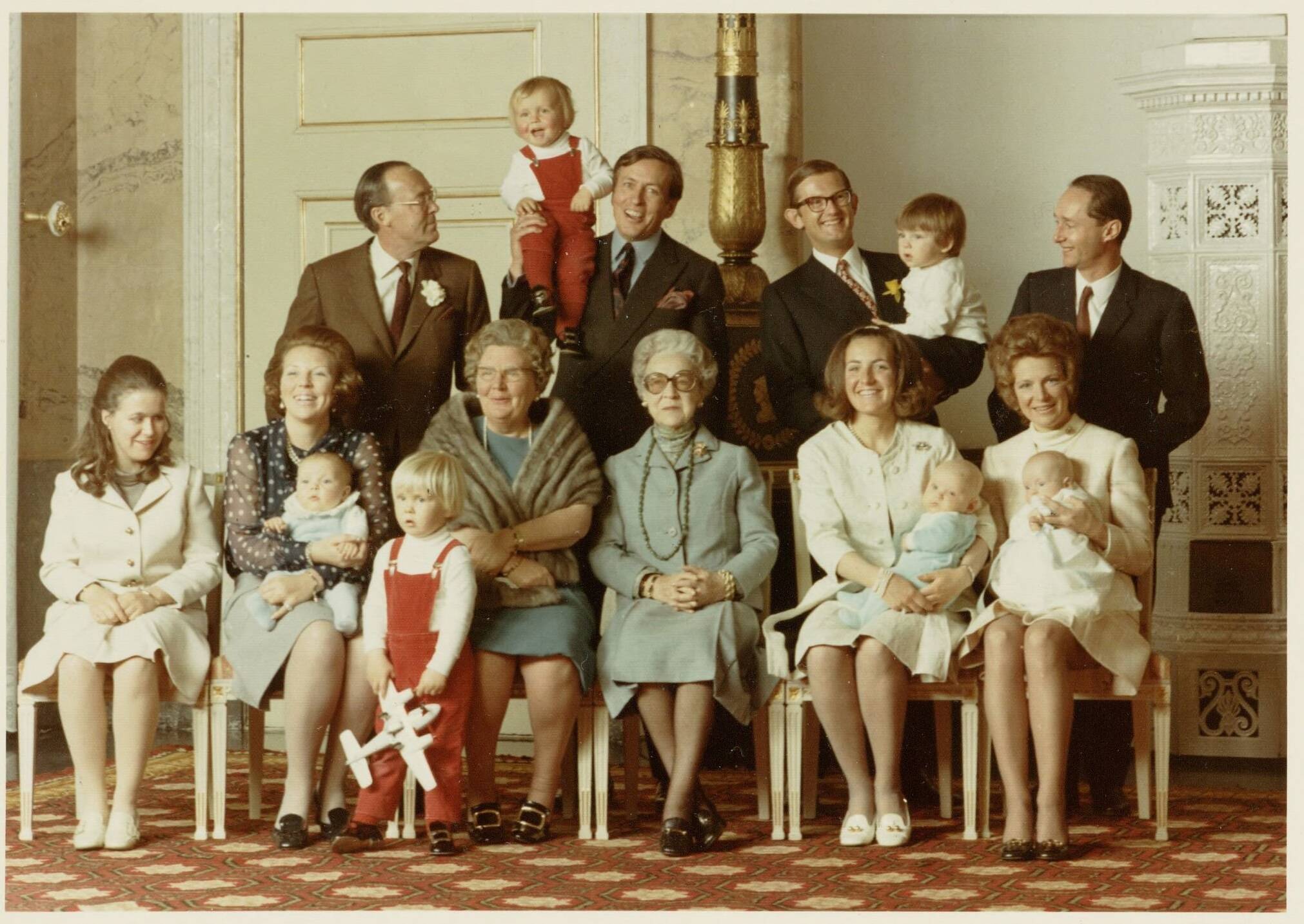 Fotocollectie RVD / Koninklijk Huis — Foto Koninklijke Familie uit 1970 op Paleis Soestdijk Vooraan: prinses Christina, prinses Beatrix met prins Constantijn, prinses Armgard, prinses Irene met prins Carlos, prinses Margriet met prins Bernhard jr. Achteraan: prins Bernhard, prins Claus met prins Johan Friso, mr. Pieter van Vollenhoven en prins Carlos Hugo — Foto: Koot, Max / RVD. Licentie: Set B: Rechtenvrij / Publiek Domein. Bron: Nationaal Archief. http://hdl.handle.net/10648/afabe5a2-d0b4-102d-bcf8-003048976d84