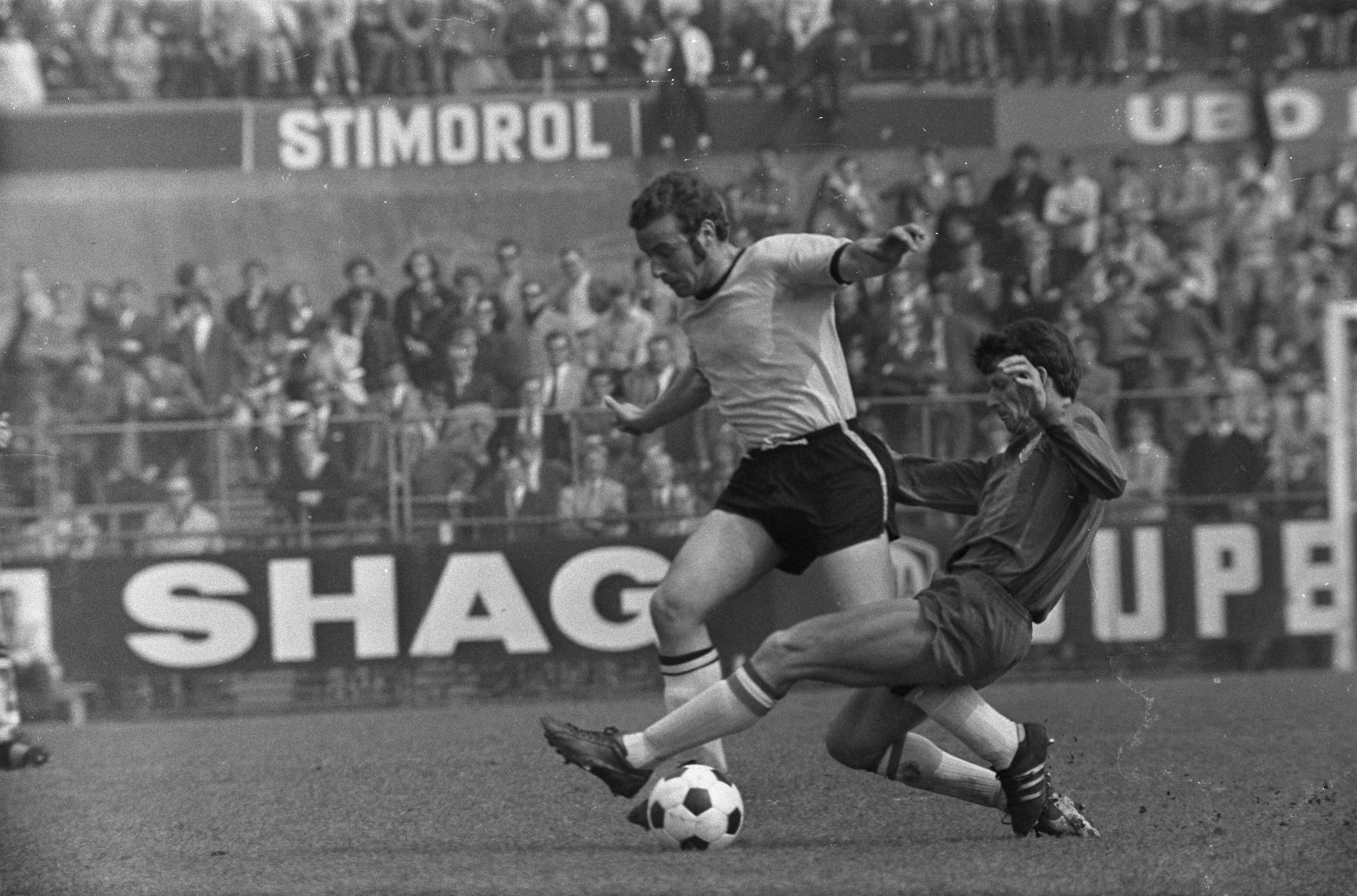 Fotocollectie Anefo — DOS tegen Haarlem 2-1; Peys (Haarlem) in duel met Van Renswouw (links) — Foto: Koch, Eric / Anefo. Licentie: Set B: Rechtenvrij / Publiek Domein. Bron: Nationaal Archief. http://hdl.handle.net/10648/ab95f700-d0b4-102d-bcf8-003048976d84