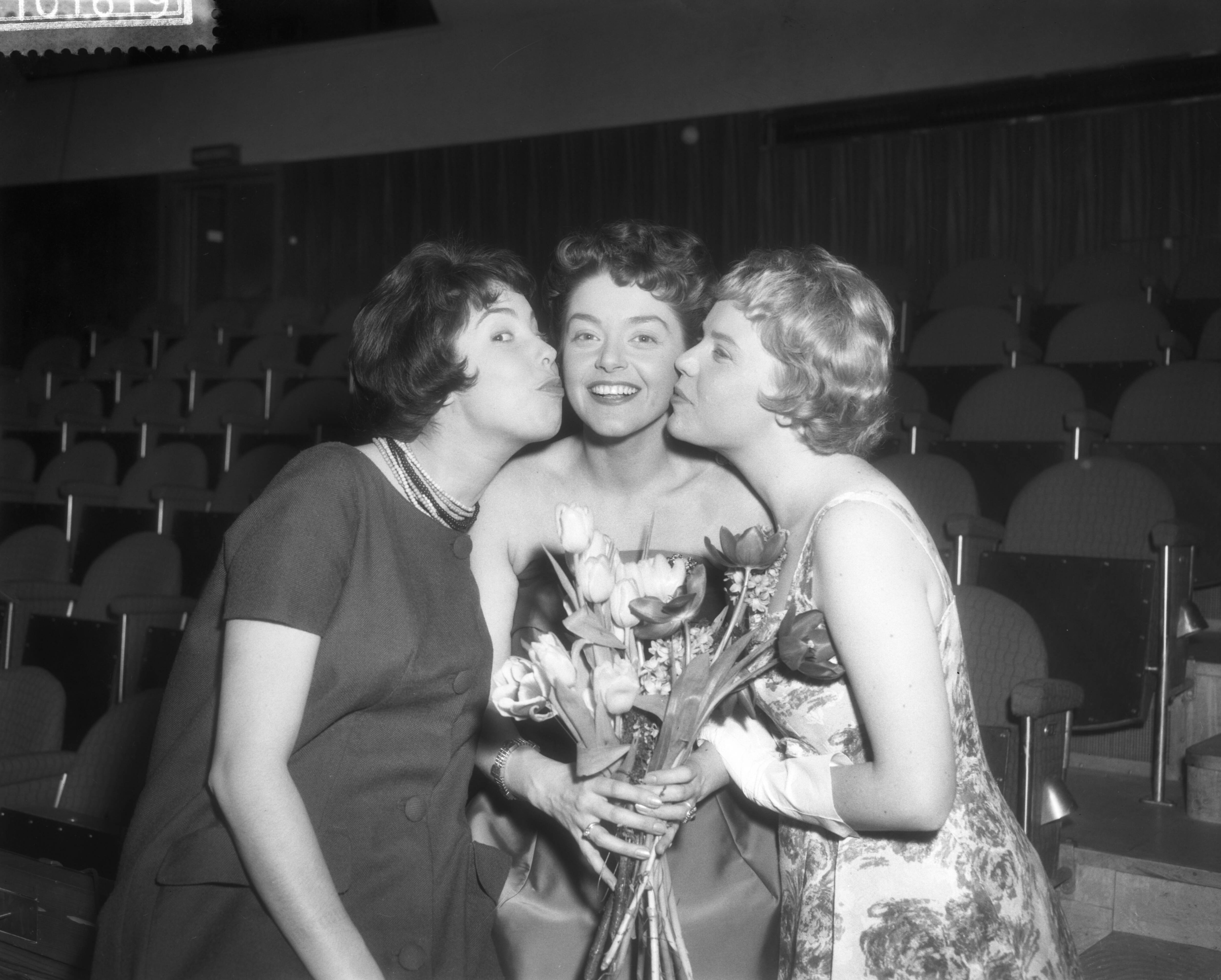 Songfestival 1959 — Nationaal Songfestival 1959. v.l.n.r. Corry Brokken, Teddy Scholten, Greetje Kauffeld — Foto: Pot, Harry / Anefo. Licentie: Set B: Rechtenvrij / Publiek Domein. Bron: Nationaal Archief. http://hdl.handle.net/10648/a98df2e6-d0b4-102d-bcf8-003048976d84