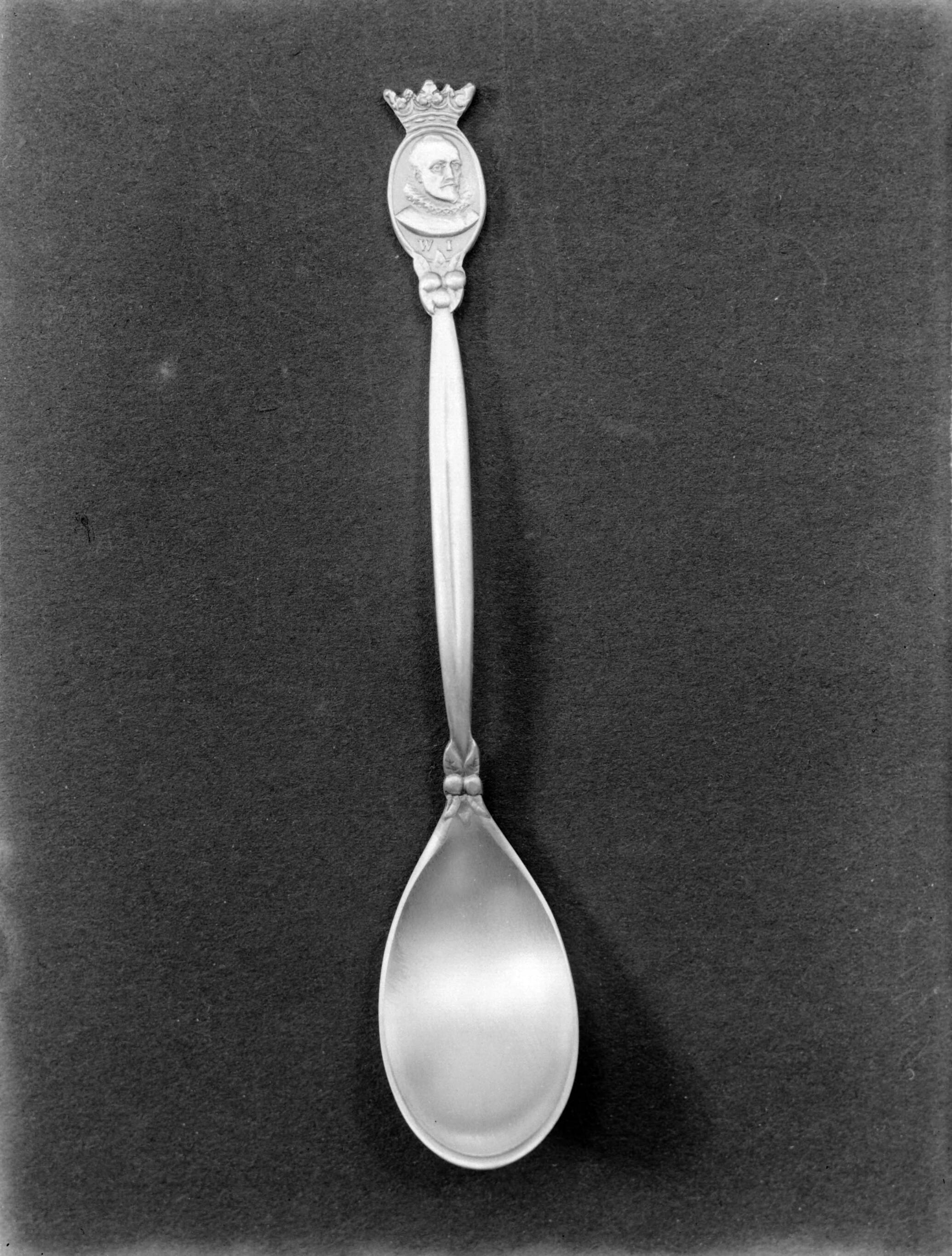 Productfoto's; zilverwerk — Lepeltje met Willem de Zwijger van de fa. Gerritsen & Van Kempen in Zeist — Foto: Poll, Willem van de. Licentie: Set B: Rechtenvrij / Publiek Domein. Bron: Nationaal Archief. http://hdl.handle.net/10648/ae9e587a-d0b4-102d-bcf8-003048976d84