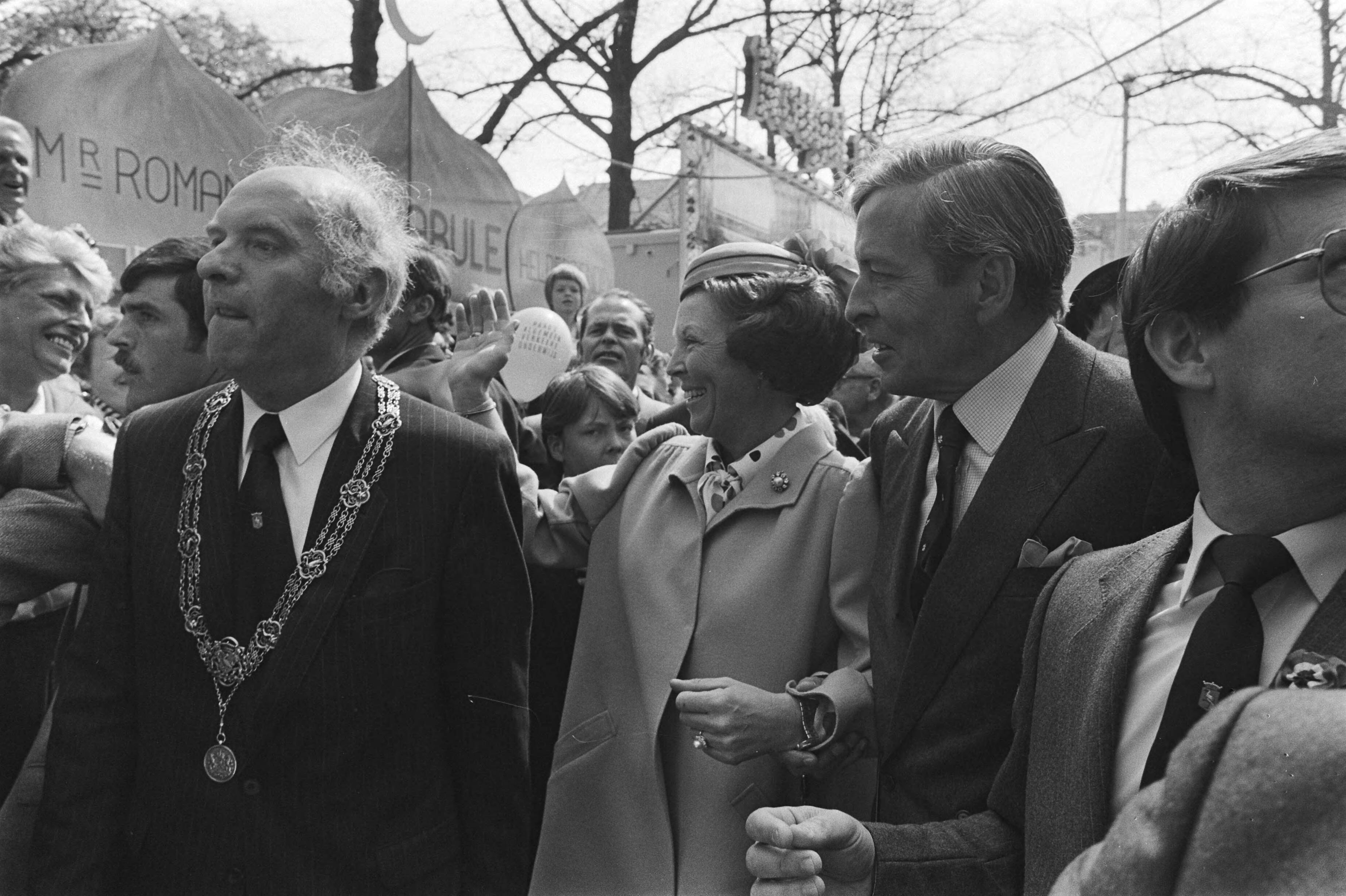 Fotocollectie Anefo — Koninginnedag 1984 in Den Haag ; Koningin Beatrix en Prins Claus op de kermis — Foto: Antonisse, Marcel / Anefo. Licentie: Set B: Rechtenvrij / Publiek Domein. Bron: Nationaal Archief. http://hdl.handle.net/10648/ad380b52-d0b4-102d-bcf8-003048976d84
