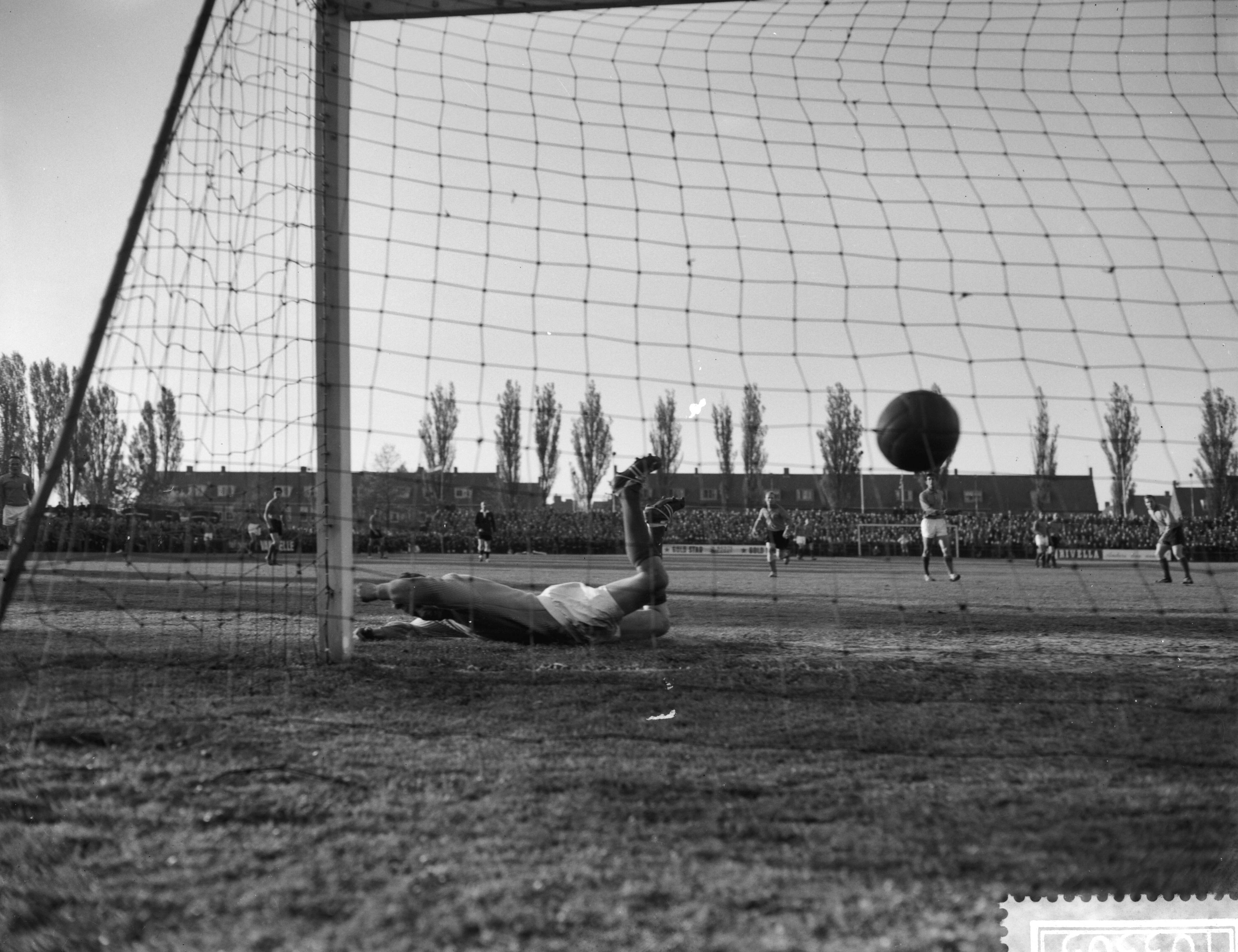 Fotocollectie Anefo — Voetbal. Nederlands amateurelftal tegen Frankrijk te Leeuwarden 1-1. Doelpunt Nederland door linksbinnen De Kreek (Feijenoord), de Franse keeper Wettstein wordt gepasseerd — Foto: Rossem, Wim van / Anefo. Licentie: Set B: Rechtenvrij / Publiek Domein. Bron: Nationaal Archief. http://hdl.handle.net/10648/a9934688-d0b4-102d-bcf8-003048976d84