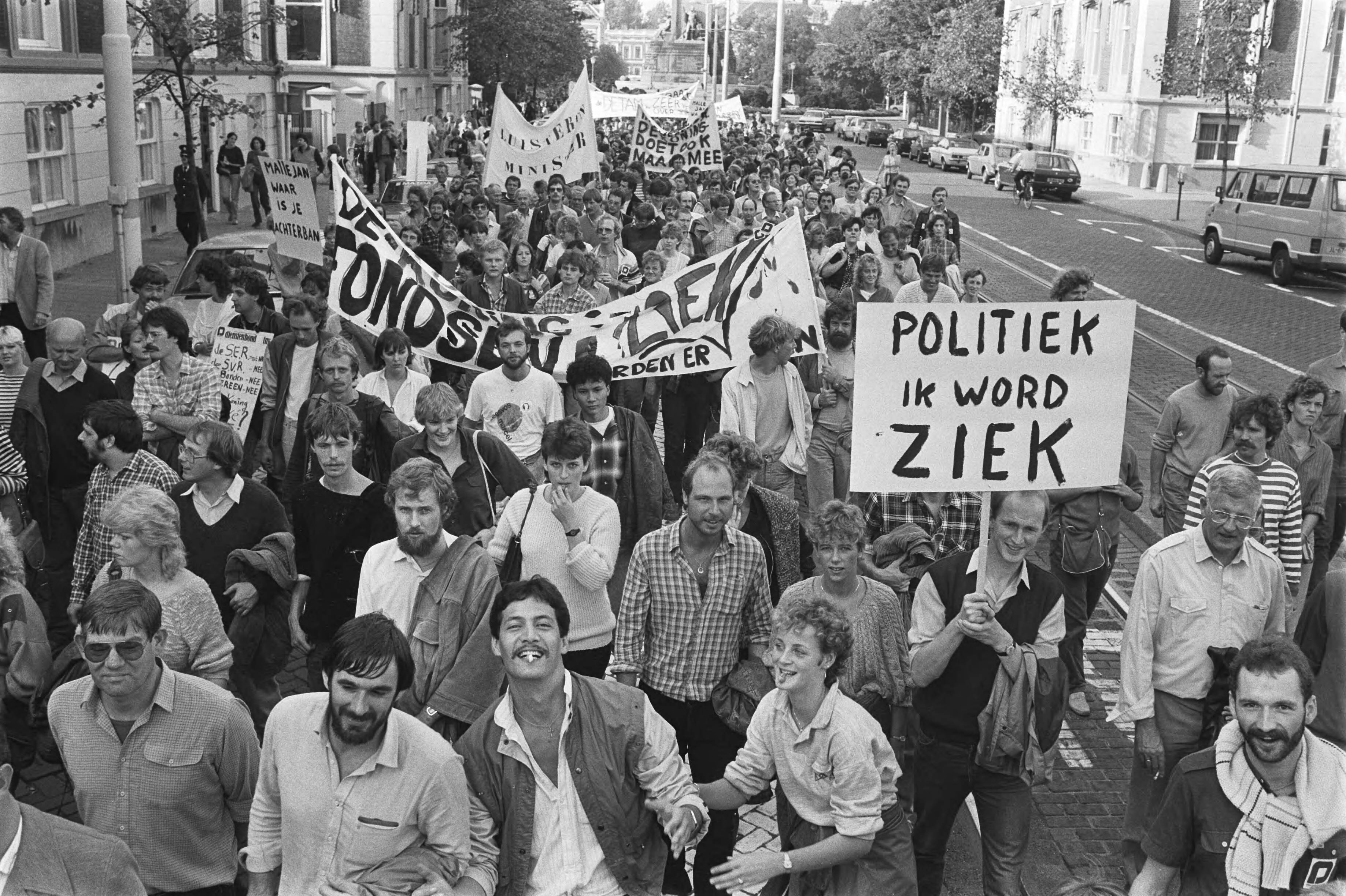 Den Haag , demonstratie personeel ziekenfondsen en instelling tegen plan minister De Koning om hen tot trendvolgers te maken — betogingen|ziekenfondsen|loon- en prijsbeleid|arbeidsovereenkomsten|spandoeken|Den Haag|Zuid-Holland — Foto: Antonisse, Marcel / Anefo. Licentie: Set B: Rechtenvrij / Publiek Domein. Bron: Nationaal Archief. http://hdl.handle.net/10648/ad2ead32-d0b4-102d-bcf8-003048976d84