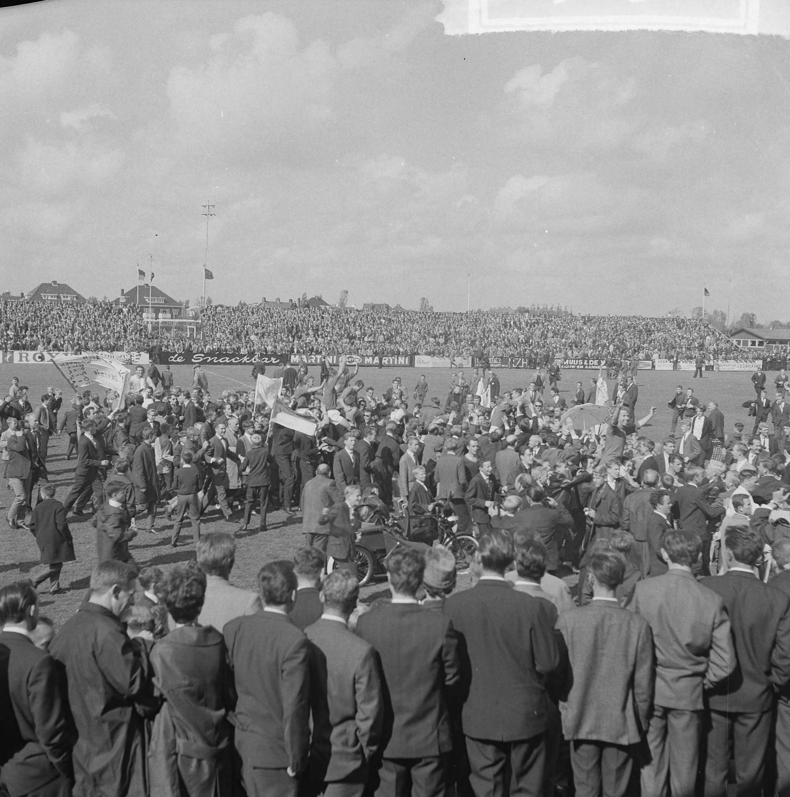 Fotocollectie Anefo — Voetbal. Beslissingswedstrijd promotie naar 1e Divisie. Haarlem tegen VSV 2-3. Spelers met supporters — Foto: Nijs, Jac. de / Anefo. Licentie: Set B: Rechtenvrij / Publiek Domein. Bron: Nationaal Archief. http://hdl.handle.net/10648/aa3bfc74-d0b4-102d-bcf8-003048976d84