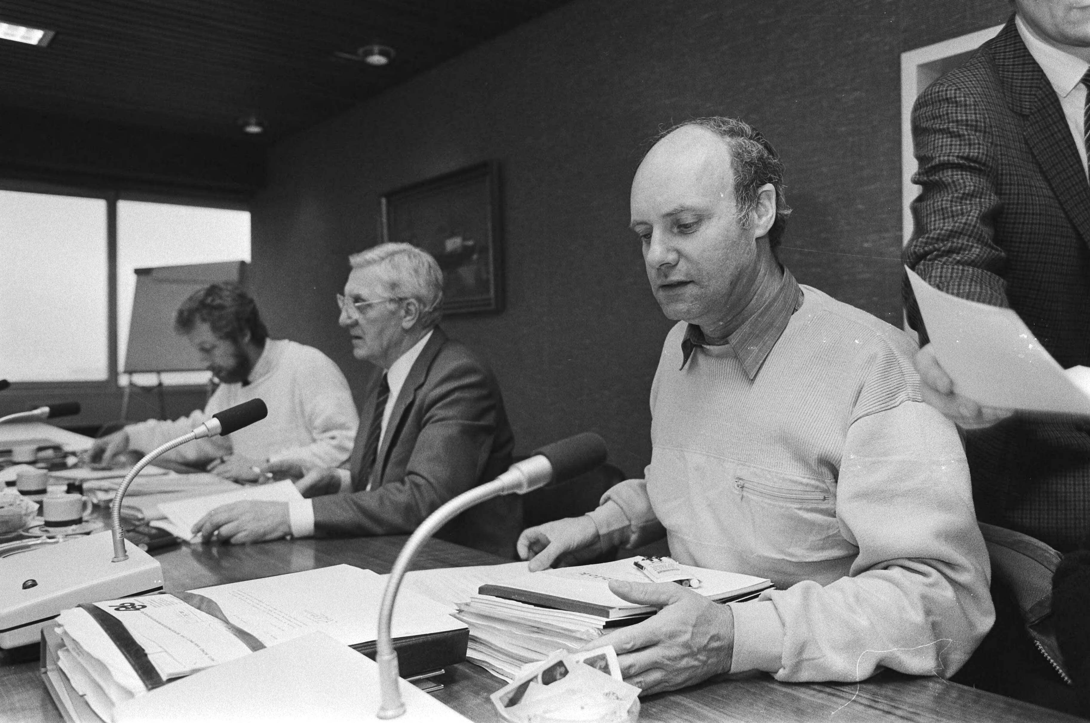 Fotocollectie Anefo — Rijswijk, hervatting CAO-onderhandeling in beroepsgoederenvervoer; 12a: Van de Bergh (r) en CNV-college Groenendijk, 14a, 15a: Van de Bergh , kop / — Foto: Croes, Rob C. / Anefo. Licentie: Set B: Rechtenvrij / Publiek Domein. Bron: Nationaal Archief. http://hdl.handle.net/10648/ad4e029a-d0b4-102d-bcf8-003048976d84