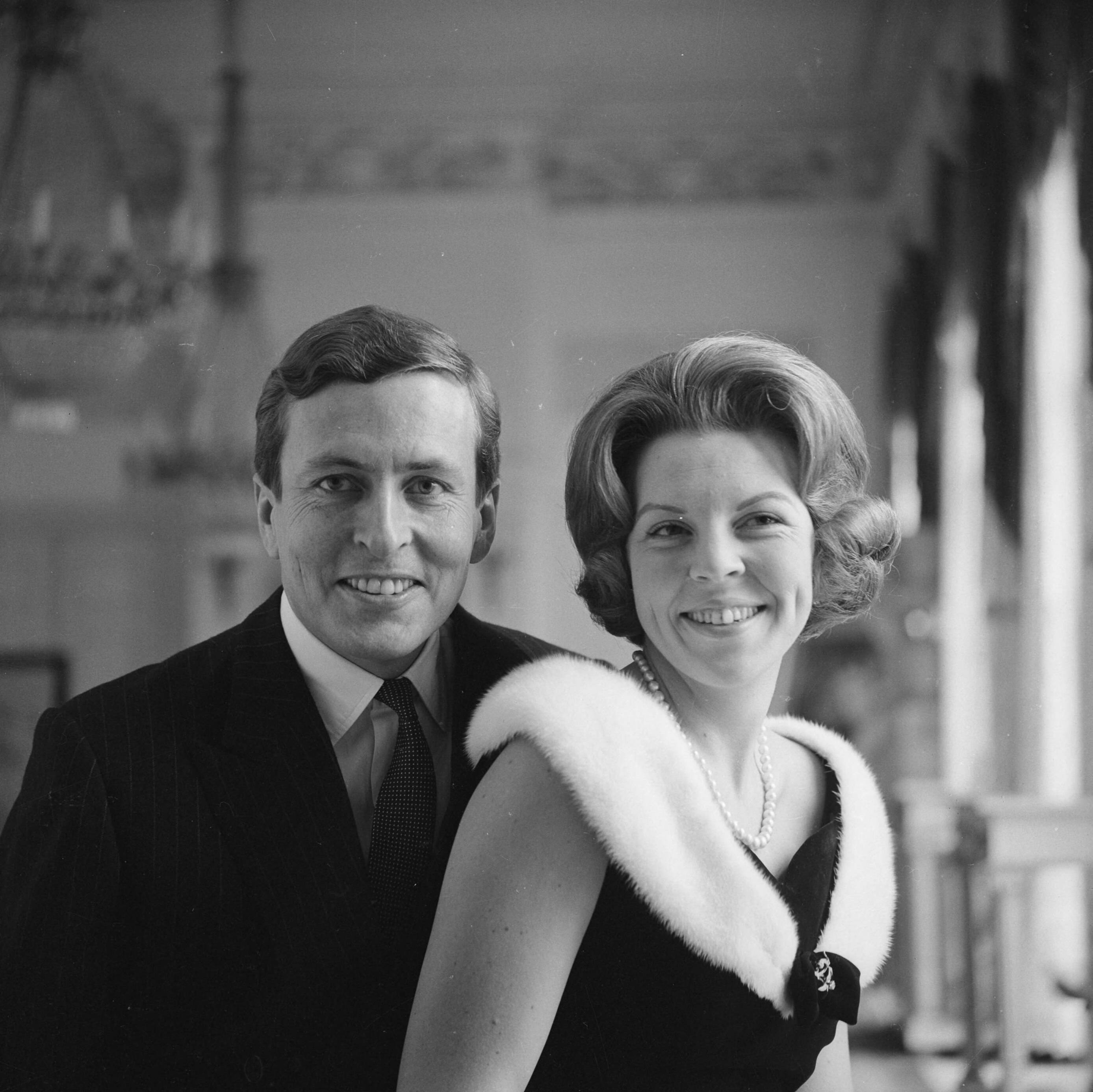 Fotocollectie RVD / Koninklijk Huis — Prinses Beatrix en Claus von Amsberg in paleis Soestdijk, 1965 — Foto: Koot, Max / RVD. Licentie: Set B: Rechtenvrij / Publiek Domein. Bron: Nationaal Archief. http://hdl.handle.net/10648/afbbc8e6-d0b4-102d-bcf8-003048976d84