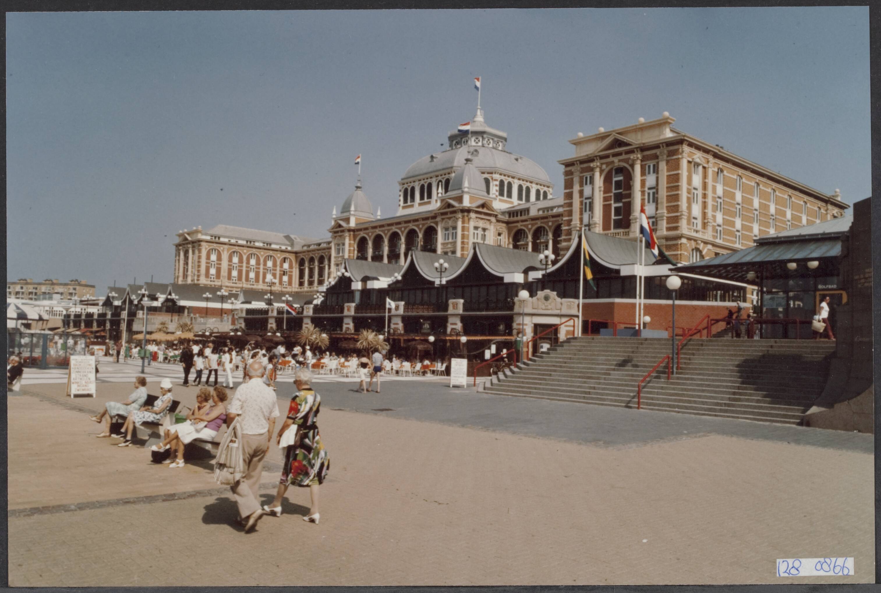 Zee, Scheveningen, Pier [RVD] — Boulevard [Promenade] Scheveningen met Kurhaus — Foto: Veltmeijer, H.A. / RVD. Licentie: Set B: Rechtenvrij / Publiek Domein. Bron: Nationaal Archief. http://hdl.handle.net/10648/af440806-d0b4-102d-bcf8-003048976d84