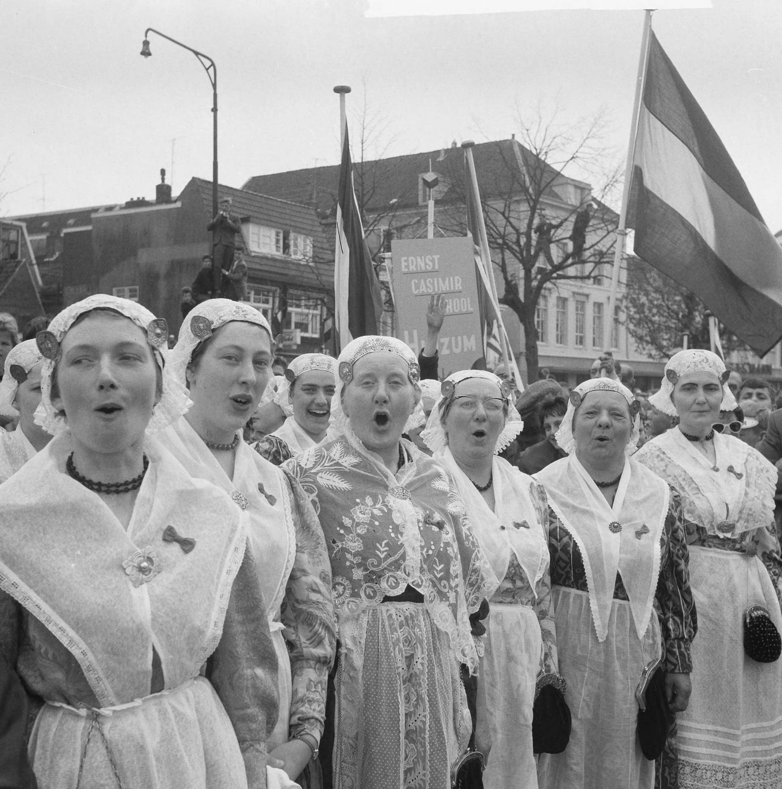 Koninklijk bezoek aan Groningen en Friesland (1962) — Koninklijk bezoek aan Leeuwarden — Foto: Merk, Ben / Anefo. Licentie: Set B: Rechtenvrij / Publiek Domein. Bron: Nationaal Archief. http://hdl.handle.net/10648/aa073aa2-d0b4-102d-bcf8-003048976d84