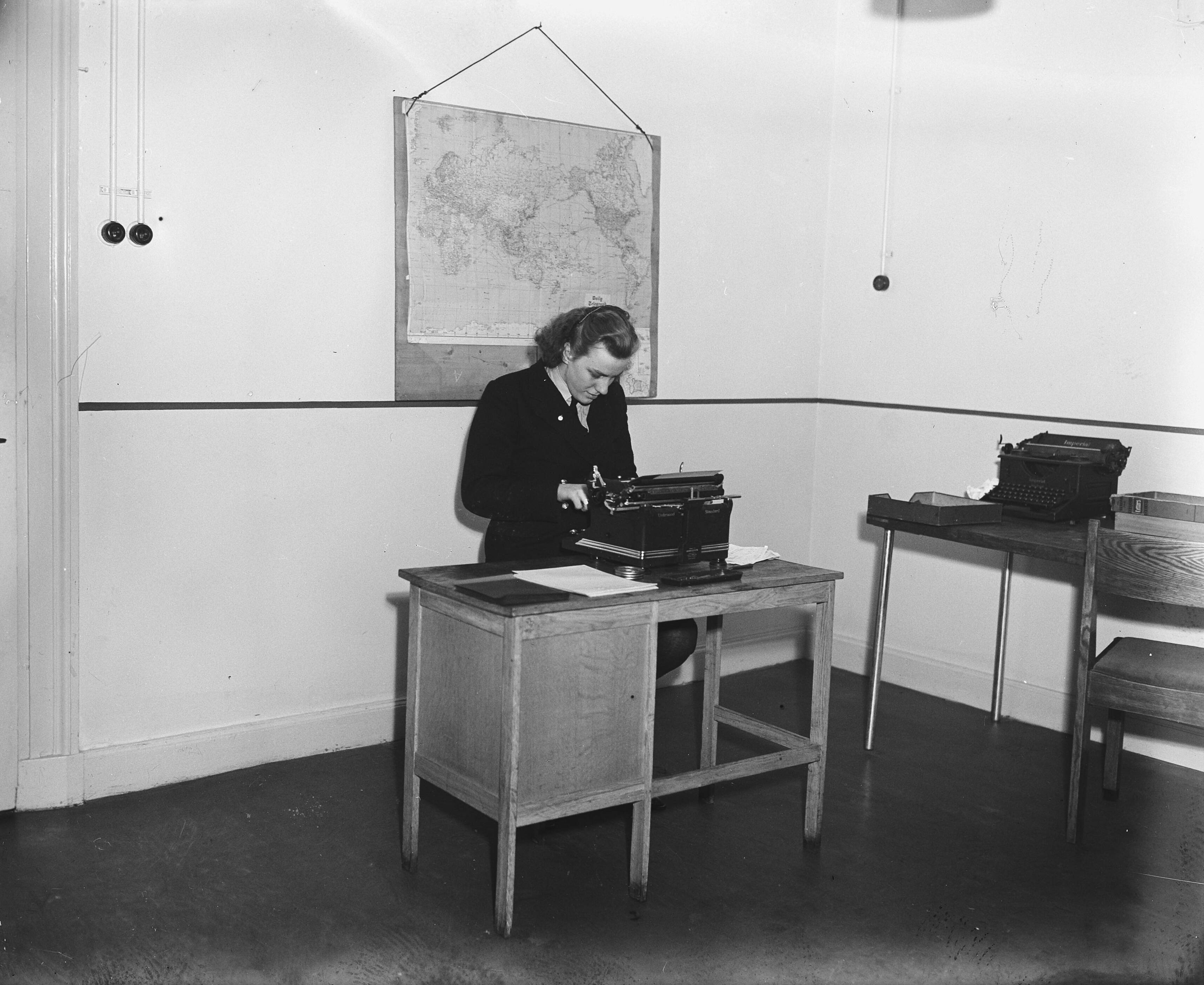 Reportage Marva (1948) — Marva typiste in marine kantoor Lange Voorhout 9 te Den Haag — Foto: Snikkers, Anton / Anefo. Licentie: Set B: Rechtenvrij / Publiek Domein. Bron: Nationaal Archief. http://hdl.handle.net/10648/a8b2327e-d0b4-102d-bcf8-003048976d84
