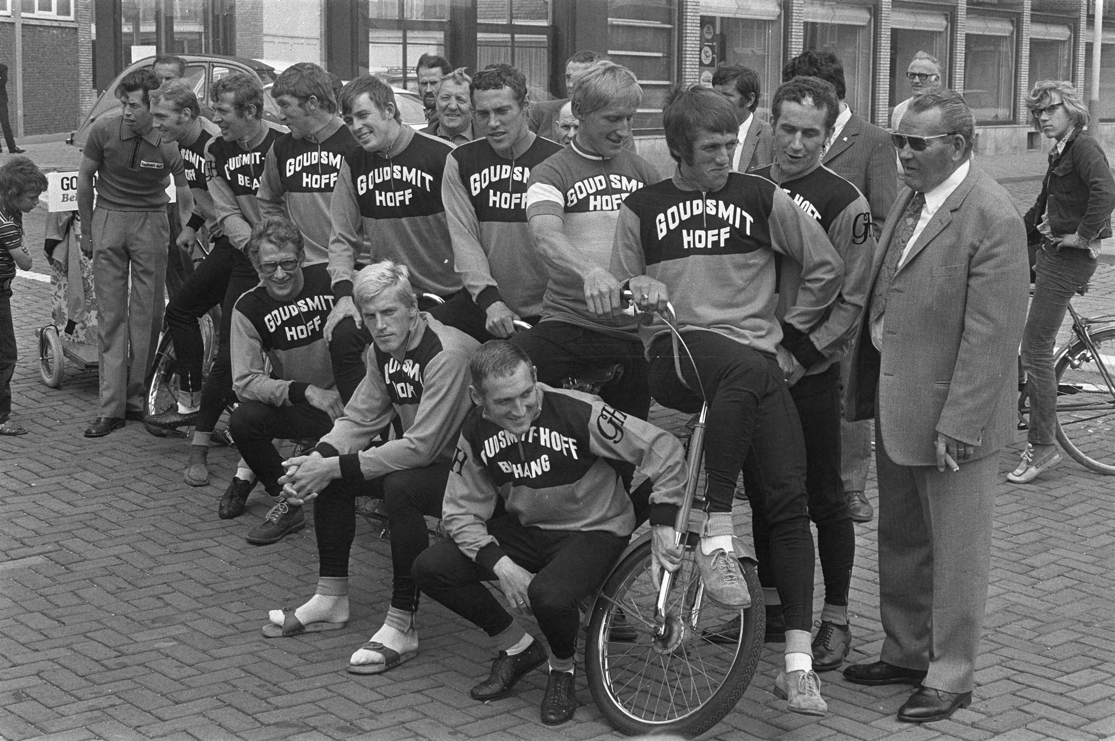 Fotocollectie Anefo — Presentatie van de Nederlandse ploeg (Goudsmit - Hoff) voor de 59e Tour de France in Scheveningen, rechts ploegleider Kees Pellenaars — Foto: Verhoeff, Bert / Anefo. Licentie: Set B: Rechtenvrij / Publiek Domein. Bron: Nationaal Archief. http://hdl.handle.net/10648/abedcbb0-d0b4-102d-bcf8-003048976d84