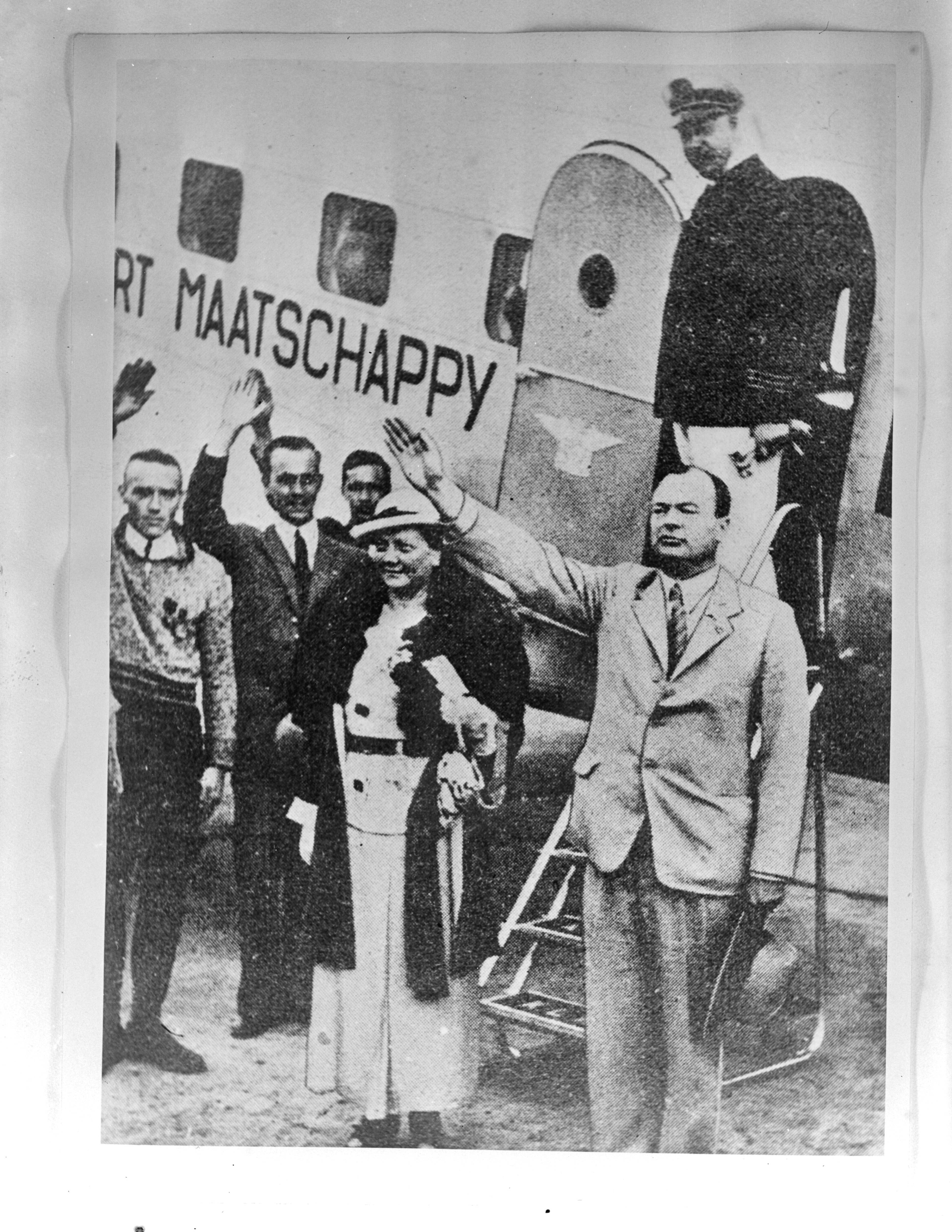 Fotocollectie Anefo — Vertrek vanaf Schiphol van NSB-leider Mussert voor een bezoek aan Nederlands-Indië. [naast hem zijn echtgenote, zijn tante] — Foto: Doka / Anefo. Licentie: Set B: Rechtenvrij / Publiek Domein. Bron: Nationaal Archief. http://hdl.handle.net/10648/ad7d3d62-d0b4-102d-bcf8-003048976d84