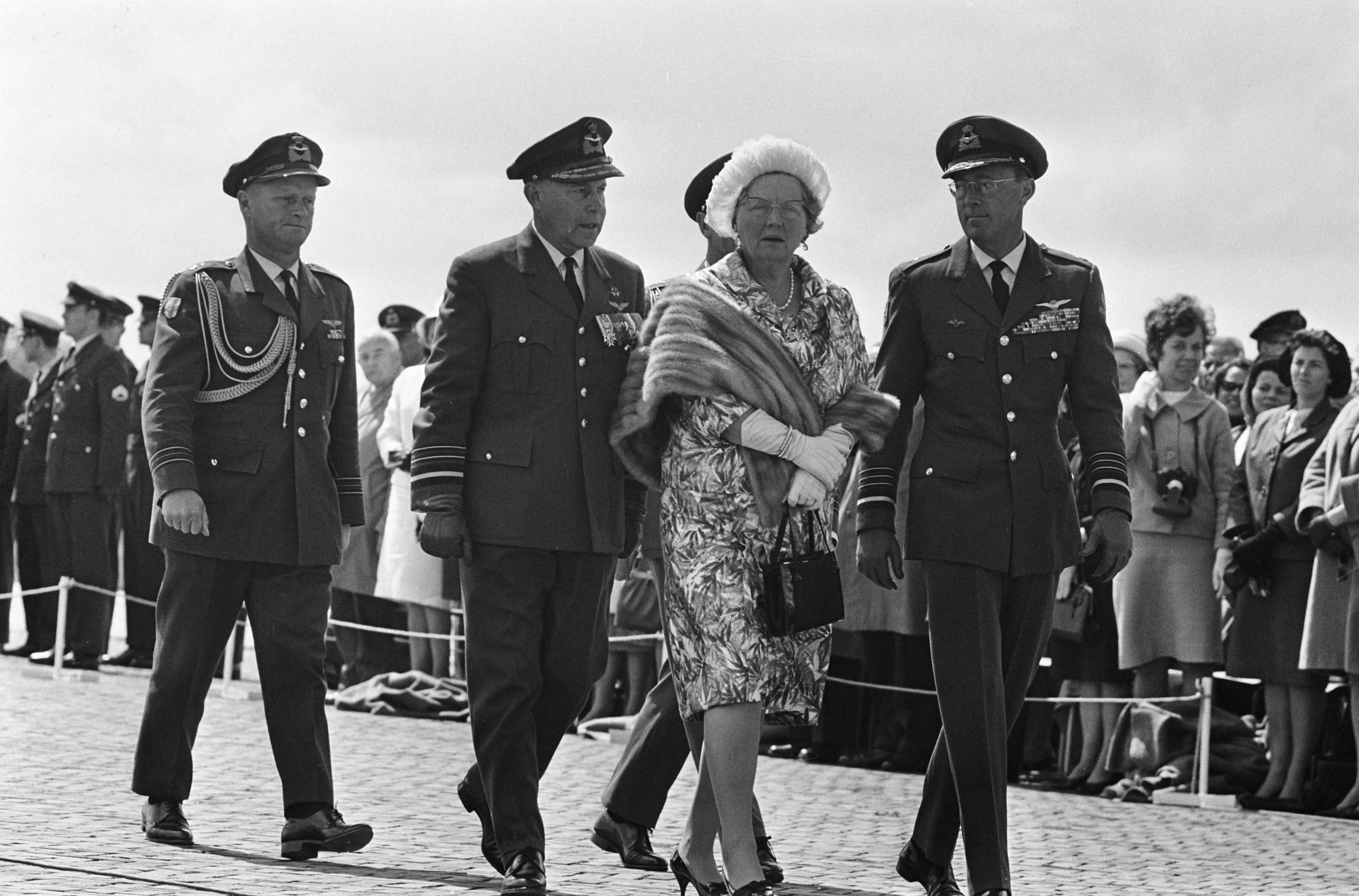 Fotocollectie Anefo — Koningin Juliana geeft vaandel aan de Koninklijke Luchtmacht, aankomst van koningin Juliana en prins Bernhard, achter hen de bevelhebber der luchtstrijdkrachten, luitenant-generaal A.B.Wolff — Foto: Koch, Eric / Anefo. Licentie: Set B: Rechtenvrij / Publiek Domein. Bron: Nationaal Archief. http://hdl.handle.net/10648/aaa9588c-d0b4-102d-bcf8-003048976d84