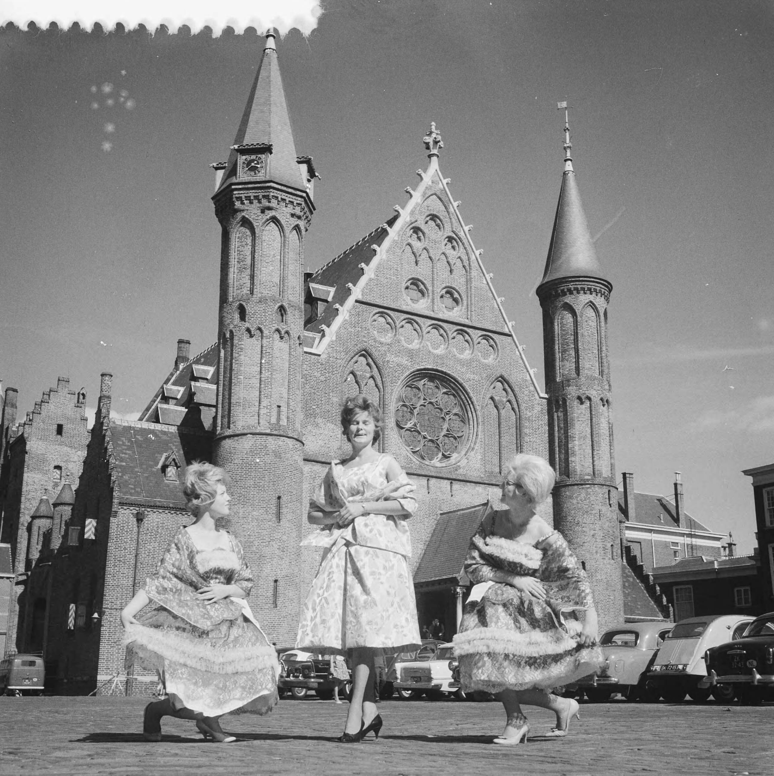 Fotocollectie Anefo — Duivenprinses op het Binnenhof in Den Haag — Foto: Nijs, Jac. de / Anefo. Licentie: Set B: Rechtenvrij / Publiek Domein. Bron: Nationaal Archief. http://hdl.handle.net/10648/a9df2ff8-d0b4-102d-bcf8-003048976d84