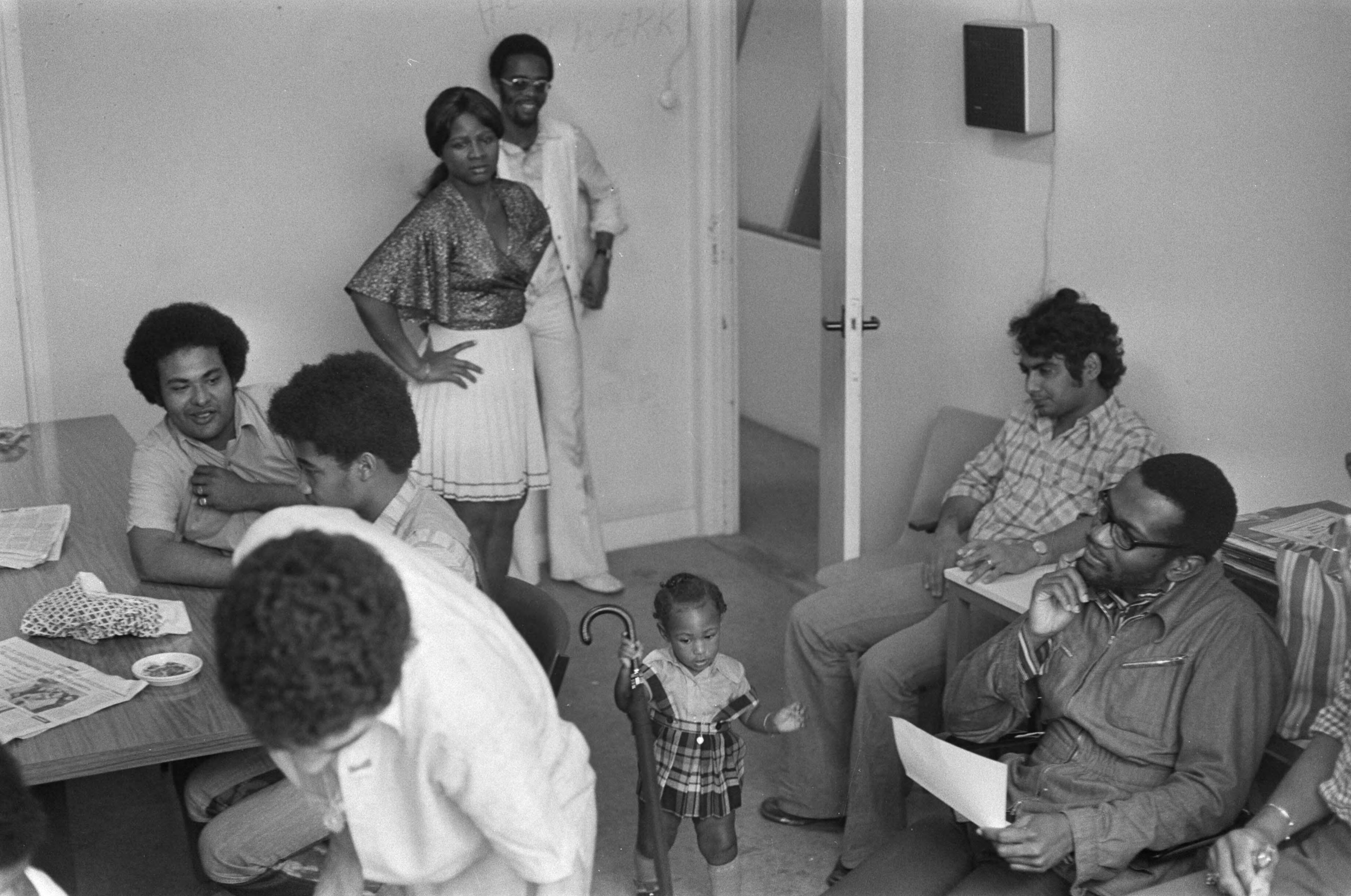 Fotocollectie Anefo — Groep Surinamers bezet gebouw "Stichting voor Surinamers in Den Haag ; bezetters discussieren in gebouw — Foto: Mieremet, Rob / Anefo. Licentie: Set B: Rechtenvrij / Publiek Domein. Bron: Nationaal Archief. http://hdl.handle.net/10648/ac5158ec-d0b4-102d-bcf8-003048976d84