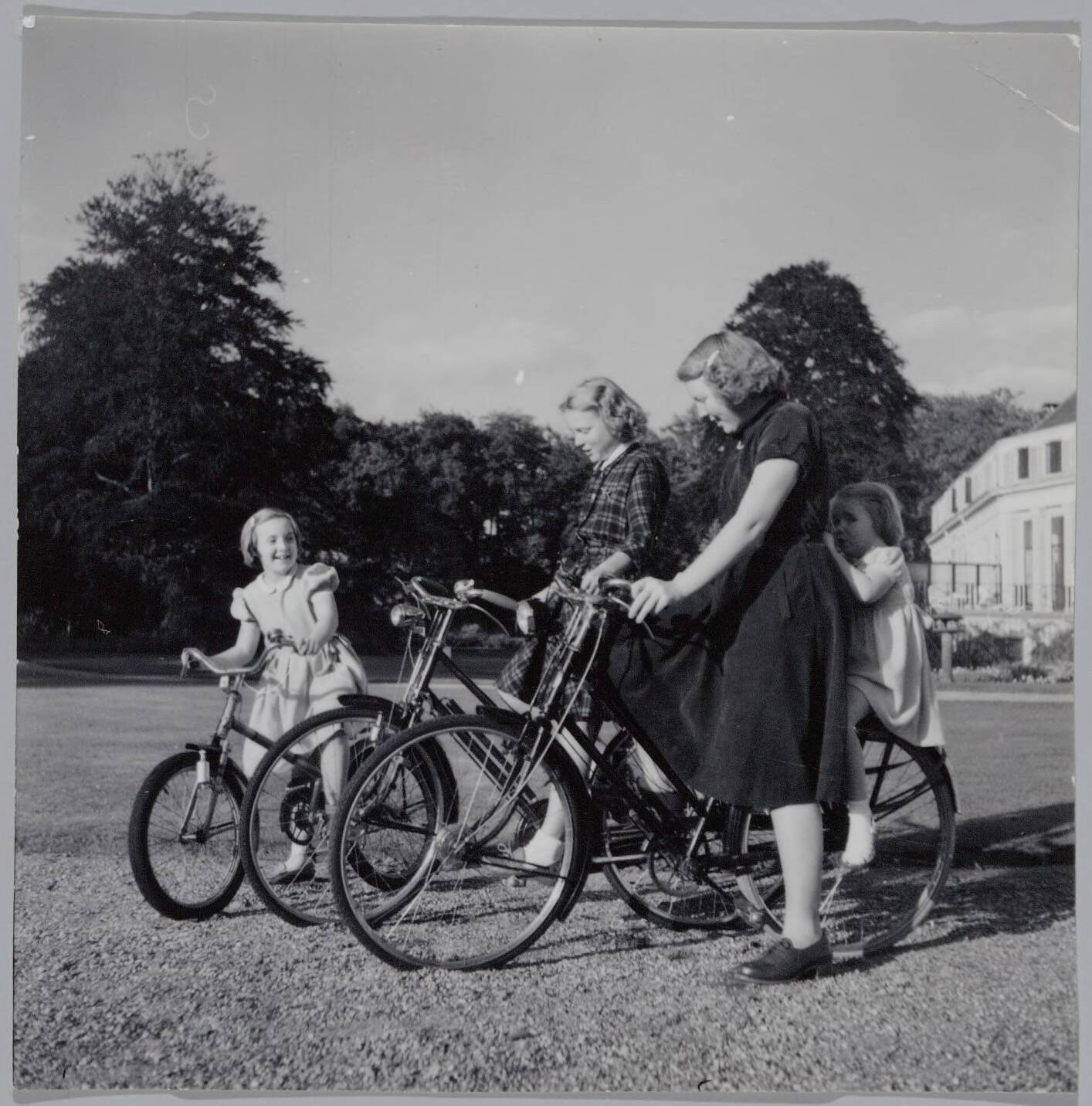 Fotocollectie RVD / Koninklijk Huis — De prinsessen Beatrix, Irene, Margriet en Marijke op de fiets bij Paleis Soestdijk — Foto: Onbekend / RVD. Licentie: Set B: Rechtenvrij / Publiek Domein. Bron: Nationaal Archief. http://hdl.handle.net/10648/afb05e5c-d0b4-102d-bcf8-003048976d84