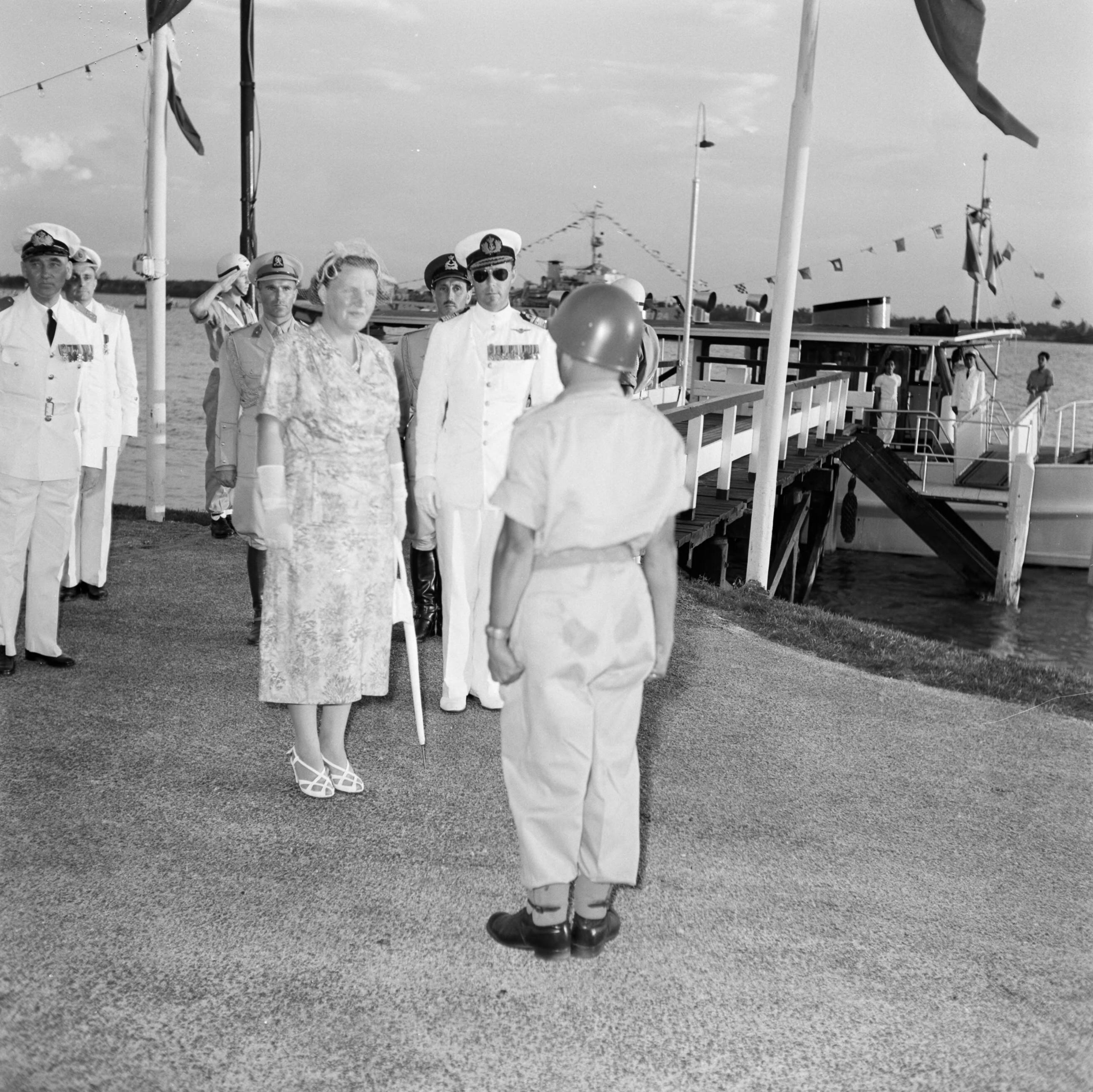 Nederlandse Antillen en Suriname ten tijde van het koninklijk bezoek van koningin Juliana en prins Bernhard in 1955 — Koningin en prins worden begroet bij de aanlegsteiger van Domburg — Foto: Poll, Willem van de. Licentie: Set B: Rechtenvrij / Publiek Domein. Bron: Nationaal Archief. http://hdl.handle.net/10648/aeb26bb2-d0b4-102d-bcf8-003048976d84