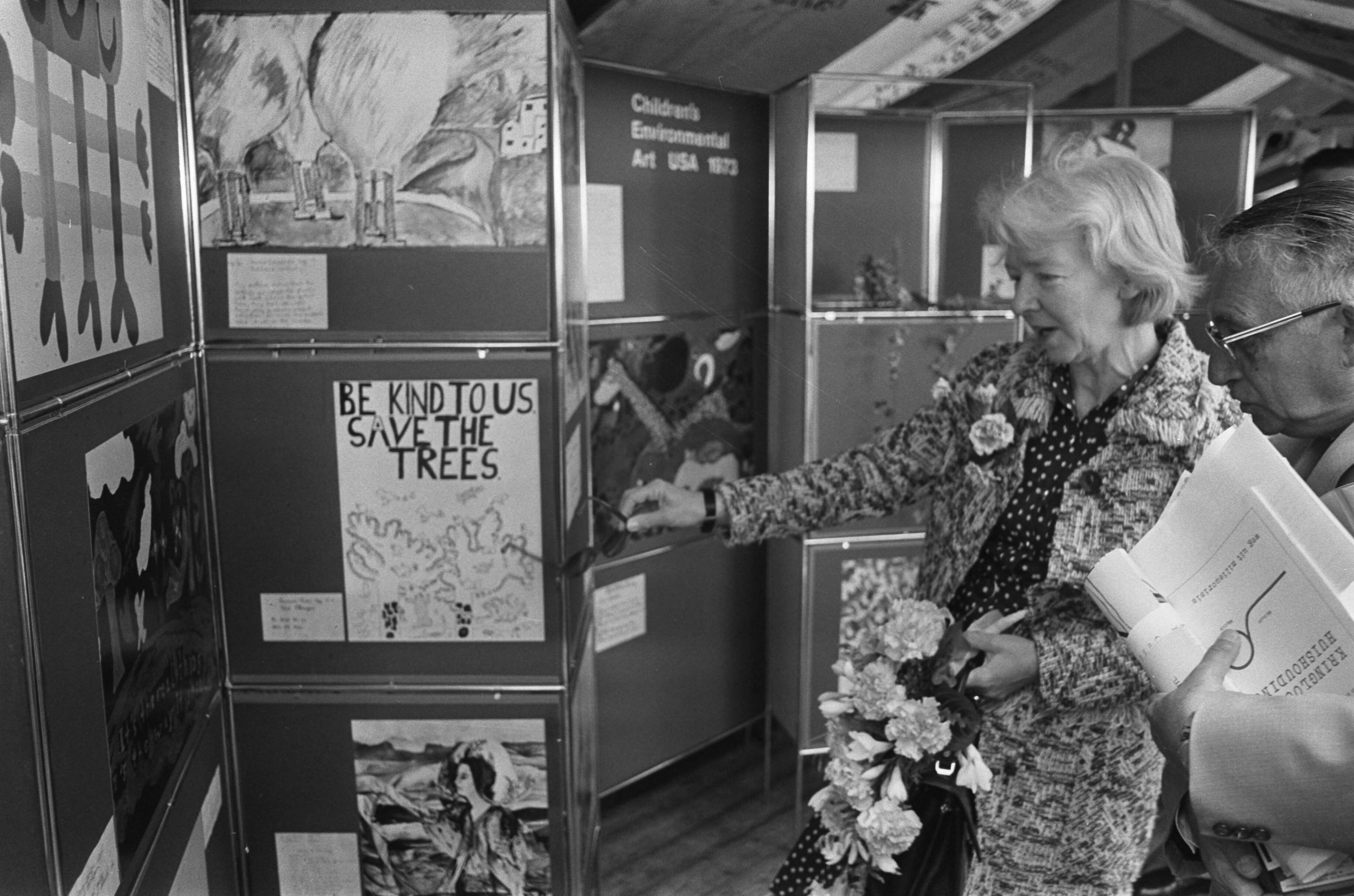 Fotocollectie Anefo — Minister mevrouw I. Vorrink opent milieu-markt in Den Haag i.v.m. wereld-milieudag, Minister Vorrink bij kindertekeningen — Foto: Peters, Hans / Anefo. Licentie: Set B: Rechtenvrij / Publiek Domein. Bron: Nationaal Archief. http://hdl.handle.net/10648/ac2e37cc-d0b4-102d-bcf8-003048976d84