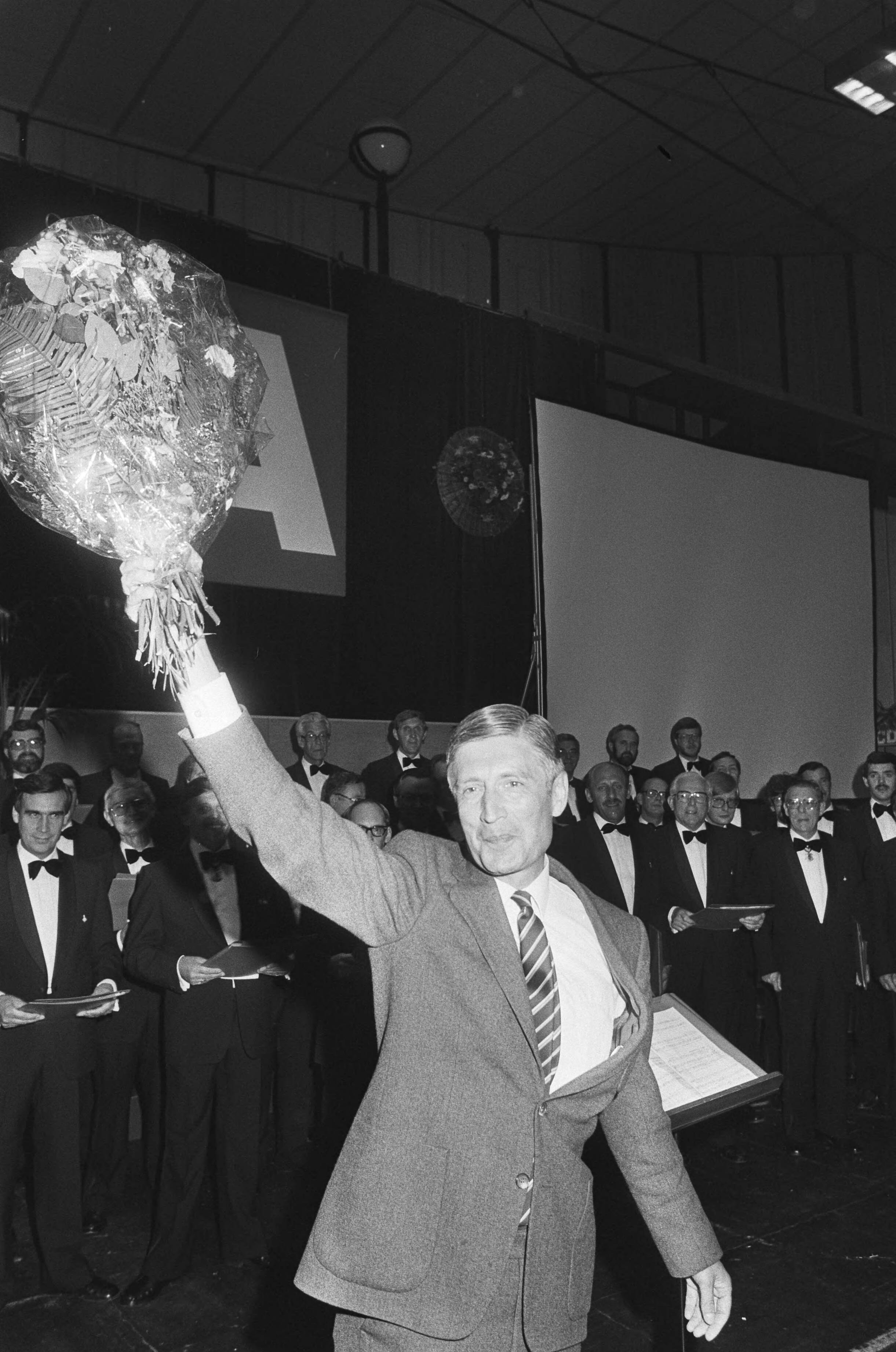 Fotocollectie Anefo — Tevens opdracht CDA, verkiezingsbijeenkomst CDA in Kerkrade Van Agt met bos bloemen — Foto: Bogaerts, Rob / Anefo. Licentie: Set B: Rechtenvrij / Publiek Domein. Bron: Nationaal Archief. http://hdl.handle.net/10648/ad1dd098-d0b4-102d-bcf8-003048976d84