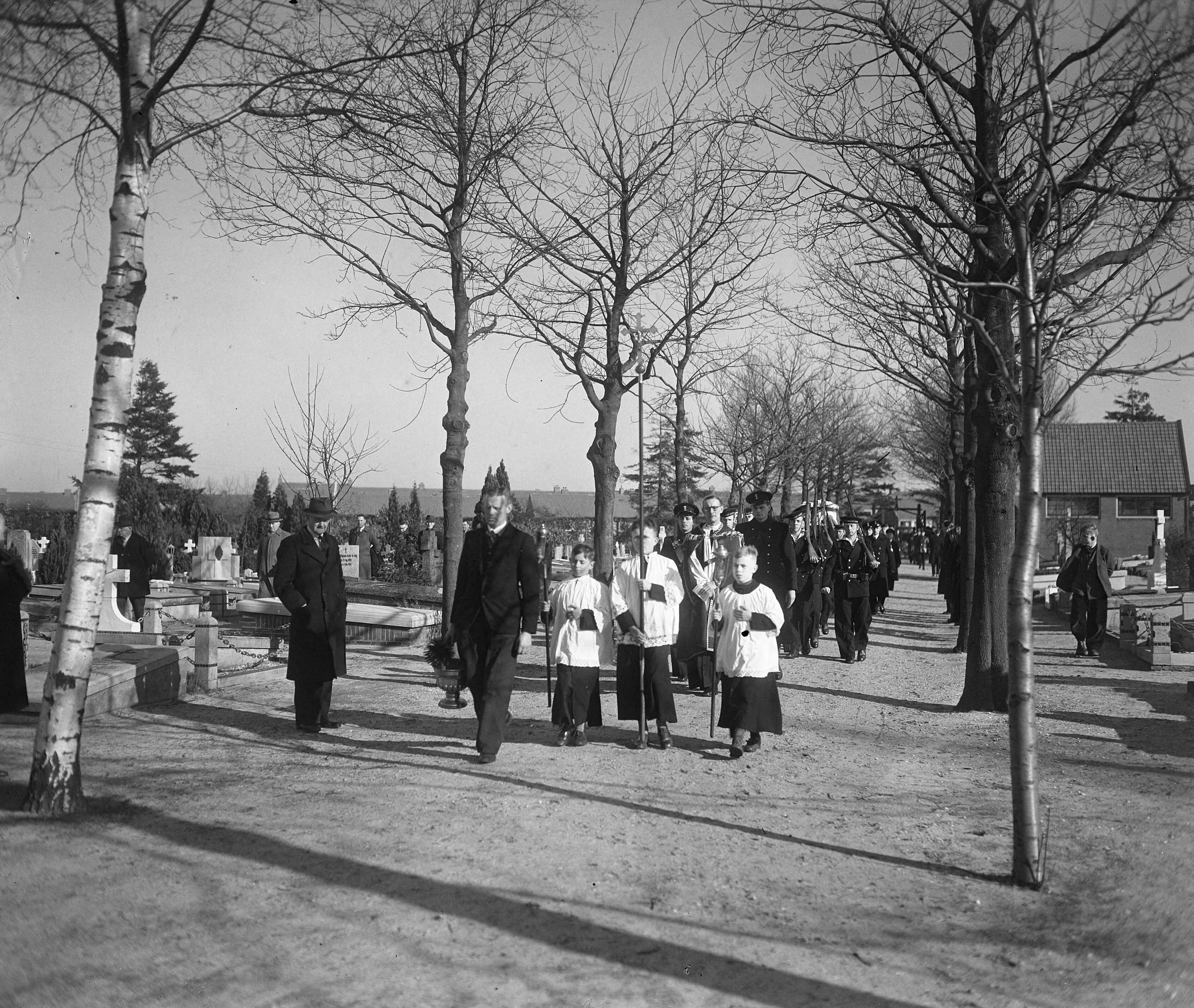 Begrafenis van militair A.G. Matman in Hilversum — Begrafenis Marvo te Hilversum, militair A. G. Matman — Foto: Winterbergen, Rolf / Anefo. Licentie: Set B: Rechtenvrij / Publiek Domein. Bron: Nationaal Archief. http://hdl.handle.net/10648/a8d4bb82-d0b4-102d-bcf8-003048976d84