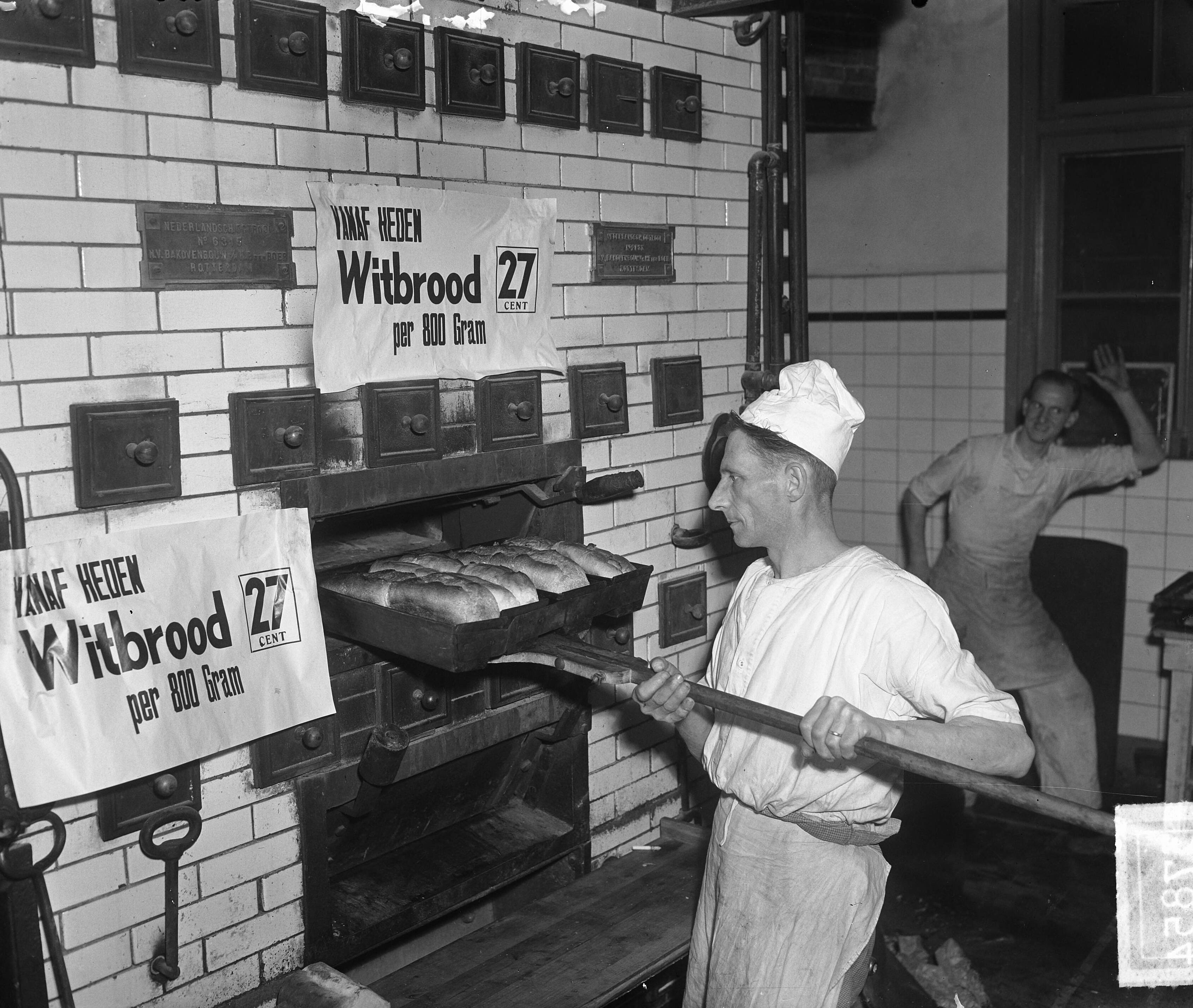 Fotocollectie Anefo — Bakkerij Haarlem (broodoorlog) — Foto: Fotograaf Onbekend / Anefo. Licentie: Set B: Rechtenvrij / Publiek Domein. Bron: Nationaal Archief. http://hdl.handle.net/10648/a8d36c14-d0b4-102d-bcf8-003048976d84
