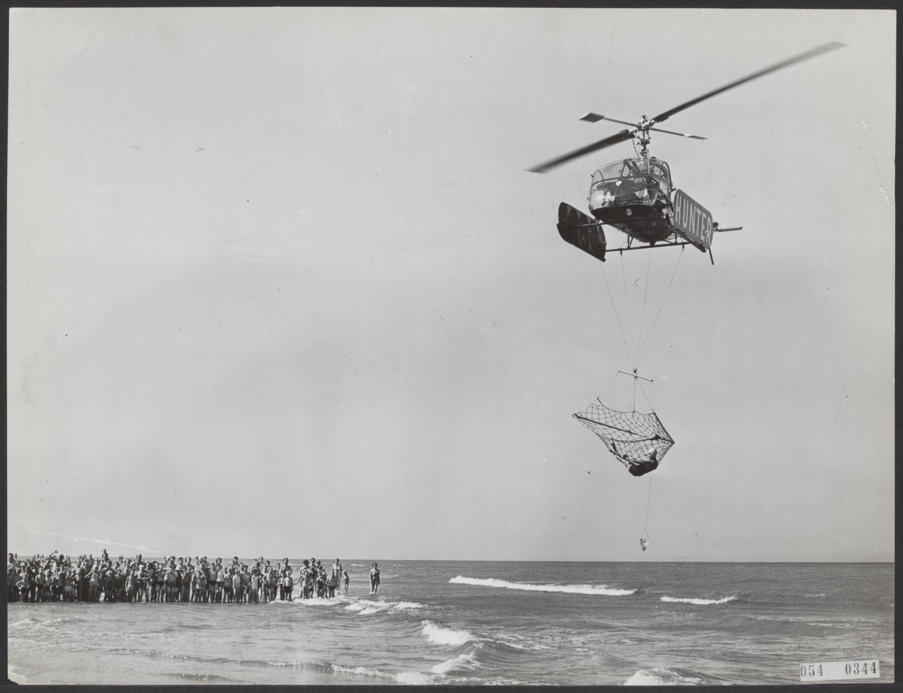 Fotocollectie Elsevier Binnenland — Demonstratie van redden van drenkelingen uit zee door een helicopter met een reddingsnest bij Scheveningen — Foto: Fotograaf Onbekend / Anefo. Licentie: Set B: Rechtenvrij / Publiek Domein. Bron: Nationaal Archief. http://hdl.handle.net/10648/ae077a90-d0b4-102d-bcf8-003048976d84
